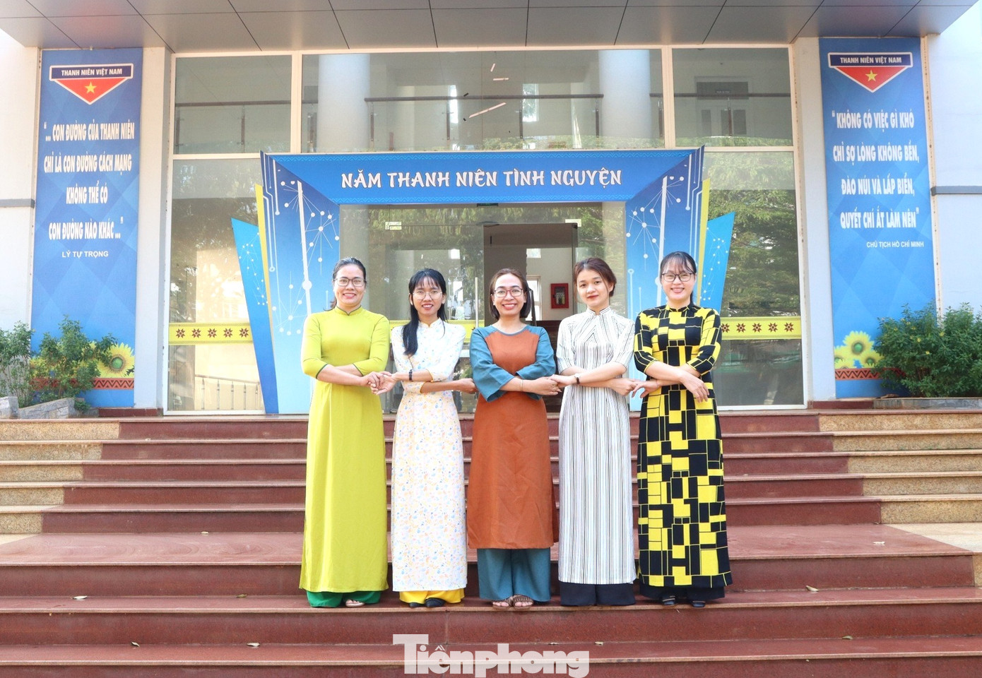 Ngày nay, trước muôn vàn sự cách tân về trang phục, váy, áo… áo dài vẫn giữ nguyên giá trị truyền thống về bản sắc dân tộc, mang đậm phong cách, tâm hồn người phụ nữ Việt Nam.