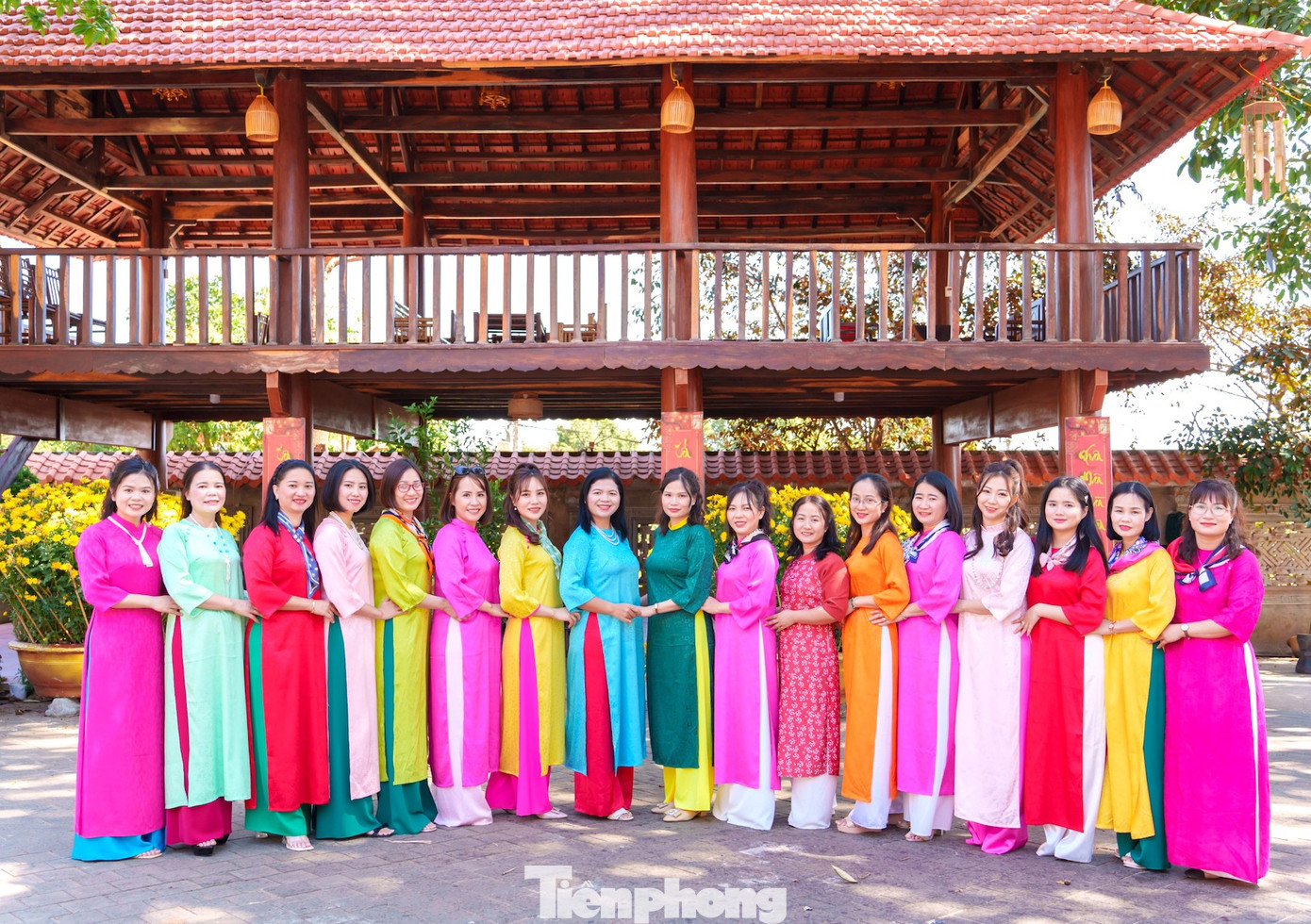 Khi khoác lên mình tà áo dài duyên dáng, mỗi đoàn viên thanh niên đều thêm yêu và tự hào với trang phục truyền thống của dân tộc.