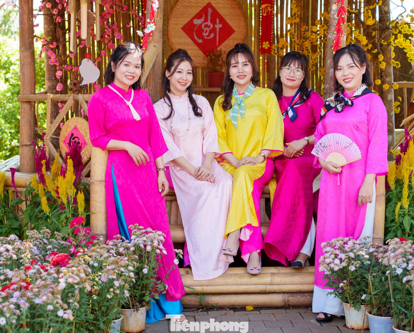 Đối với phụ nữ Việt Nam, áo dài là trang phục truyền thống, tôn lên nét nữ tính, sự dịu dàng của người phụ nữ.