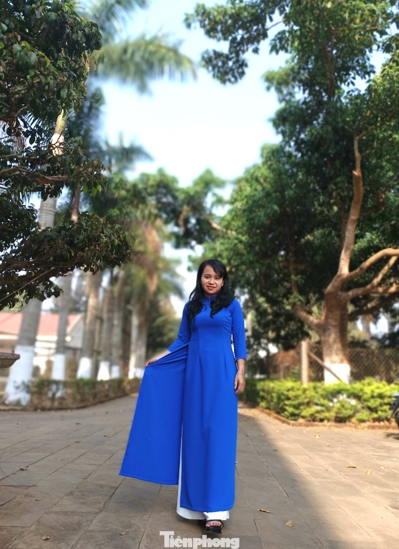 Các chị em hưởng ứng “Tuần lễ áo dài”, diện tà áo duyên dáng tại cơ quan, công sở làm việc.