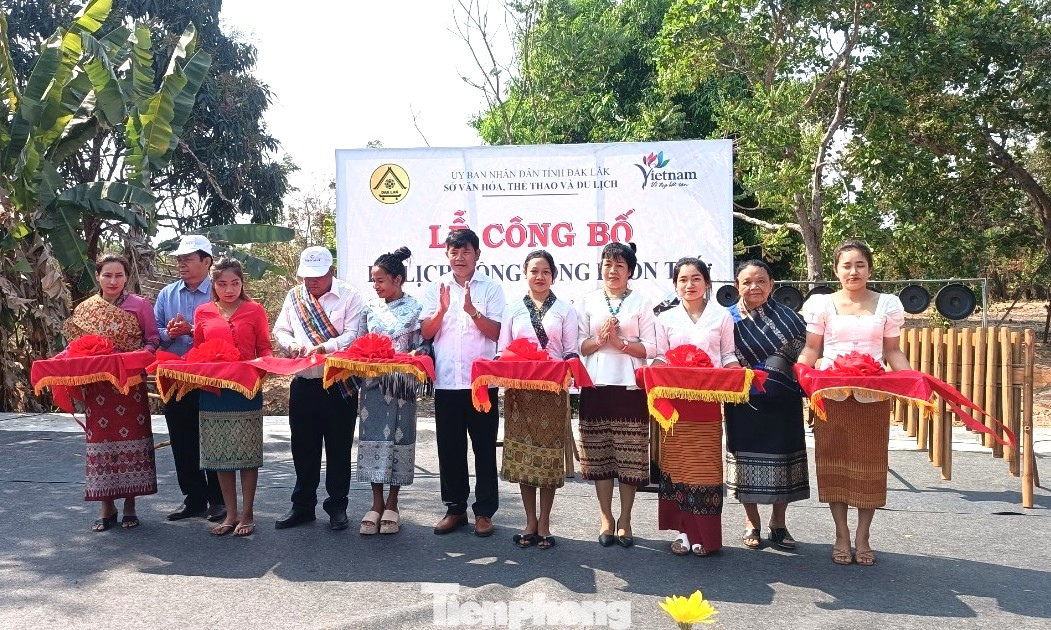 Cắt băng công bố Buôn Du lịch cộng đồng Buôn Trí.