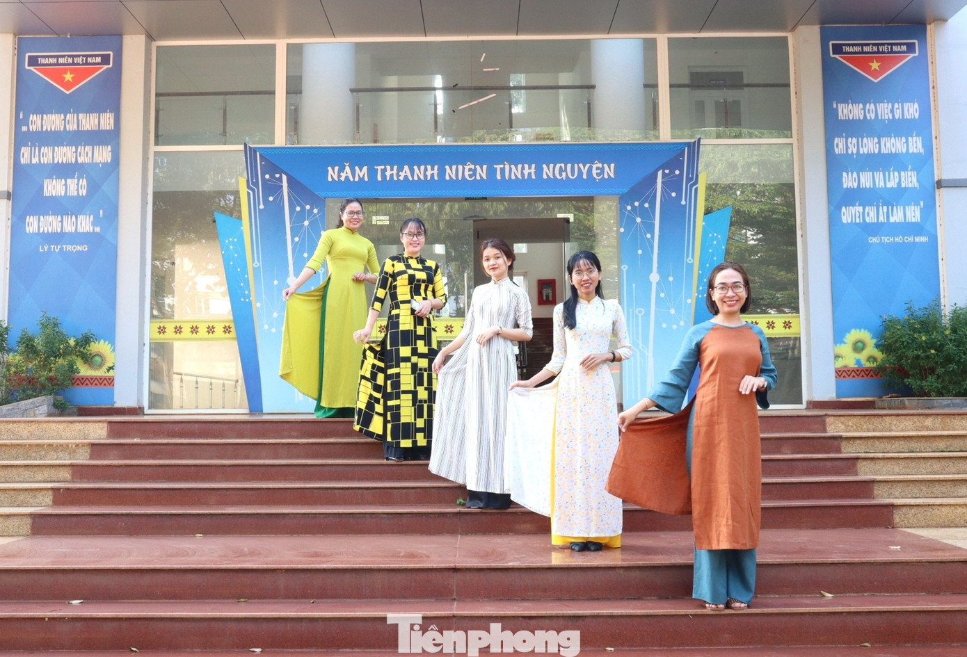 Trong những ngày qua, nữ cán bộ Đoàn, đoàn viên thanh niên Tỉnh Đoàn Đắk Lắk cũng chụp ảnh với tà áo dài thướt tha.