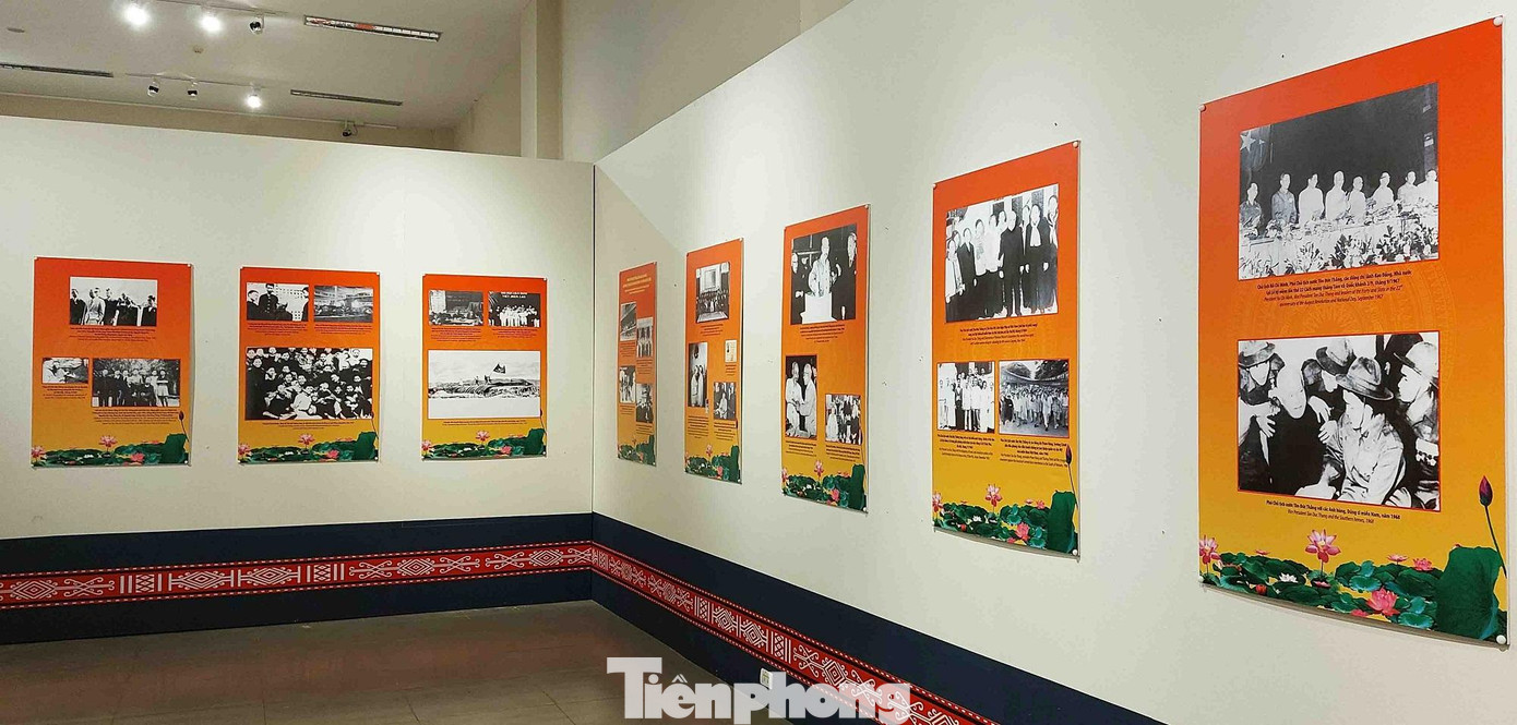 Triển lãm trưng bày 120 hình ảnh, tư liệu, hiện vật, tài liệu khoa học, ấn phẩm Triển lãm trưng bày 120 hình ảnh, tư liệu, hiện vật, tài liệu khoa học, ấn phẩm