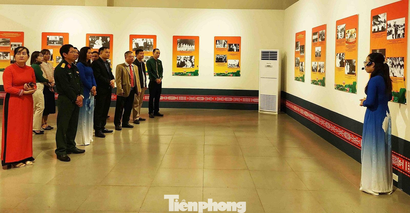 Đại biểu tham quan, tìm hiểu về thân thế sự nghiệp Chủ tịch Tôn Đức Thắng Đại biểu tham quan, tìm hiểu về thân thế sự nghiệp Chủ tịch Tôn Đức Thắng