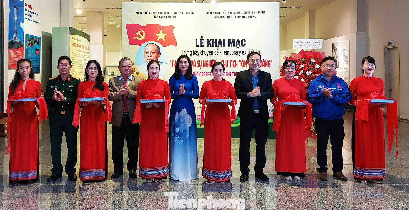 Cắt băng khai mạc trưng bày chuyên đề "Thân thế và sự nghiệp Chủ tịch Tôn Đức Thắng" Cắt băng khai mạc trưng bày chuyên đề "Thân thế và sự nghiệp Chủ tịch Tôn Đức Thắng"