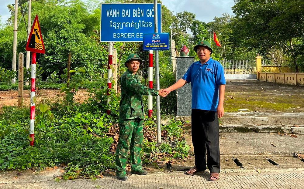 Đại diện tỉnh Đoàn và đồn biên phòng phối hợp bàn giao 2 công trình Đại diện tỉnh Đoàn và đồn biên phòng phối hợp bàn giao 2 công trình