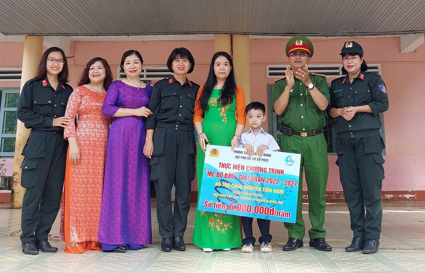 Đại diện lãnh đạo Phòng Cảnh sát cơ động trao bảng nhận đỡ đầu cho học sinh Nam và Ban giám hiệu nhà trường Đại diện lãnh đạo Phòng Cảnh sát cơ động trao bảng nhận đỡ đầu cho học sinh Nam và Ban giám hiệu nhà trường