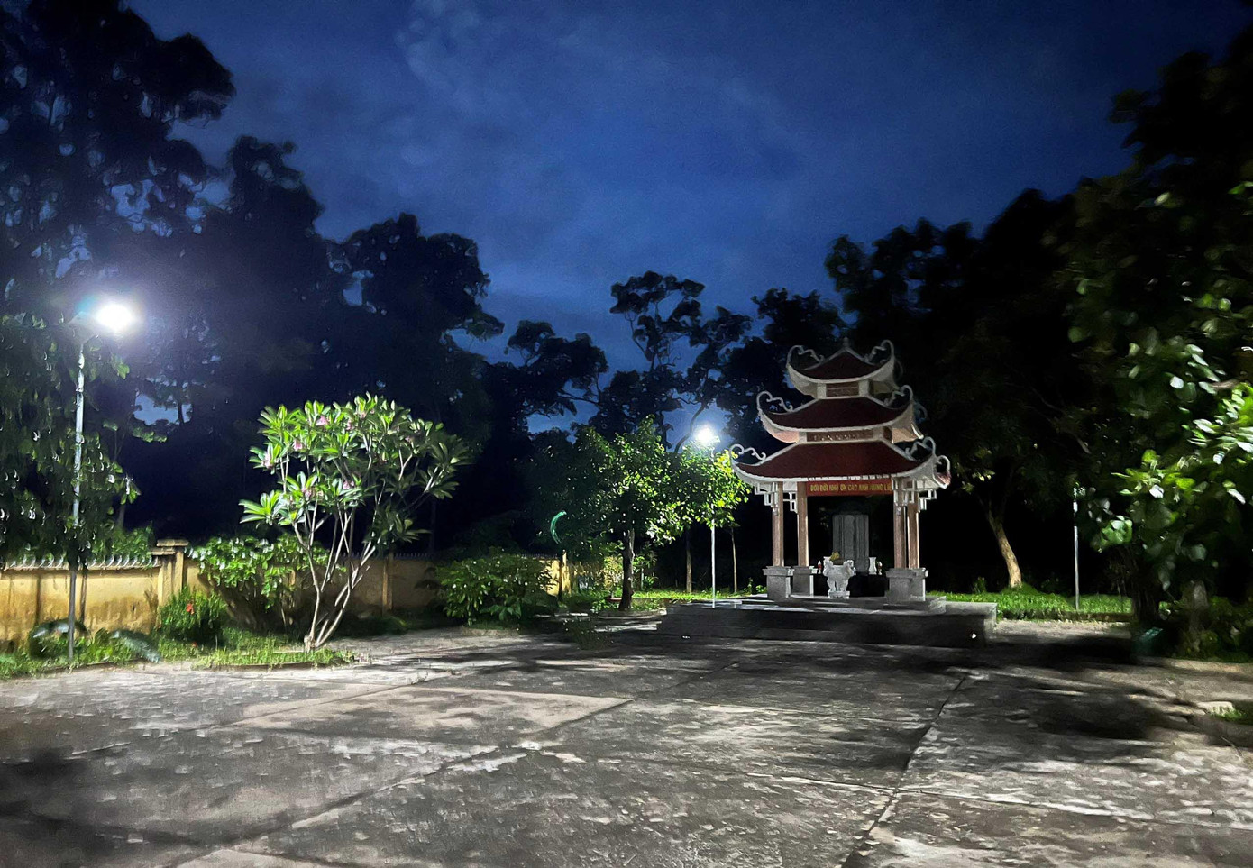 Hệ thống đèn năng lượng trong khu nhà bia ghi danh Hệ thống đèn năng lượng trong khu nhà bia ghi danh