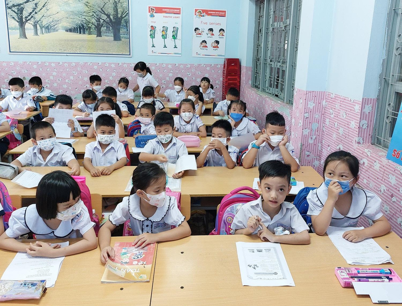 Nguyễn Tiến Nam (thứ 2, phải qua) tại lớp học Nguyễn Tiến Nam (thứ 2, phải qua) tại lớp học