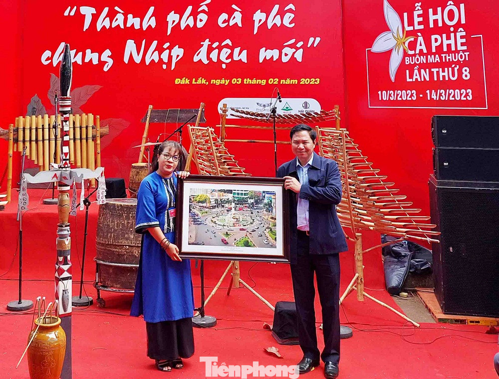 Hội Văn học nghệ thuật tỉnh tặng TP Buôn Ma Thuột tác phẩm ảnh nghệ thuật.