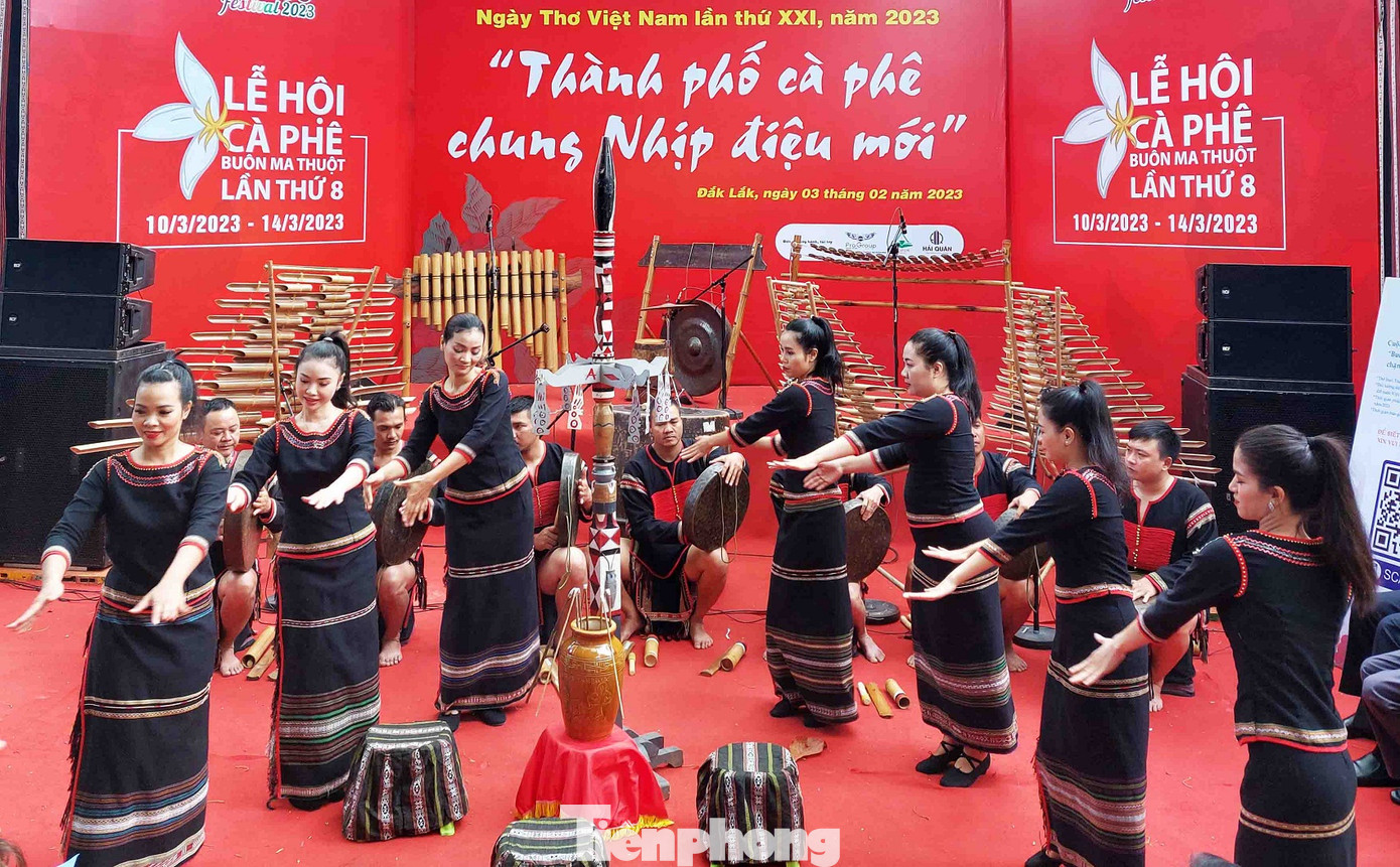 Nghi thức múa mời rượu.