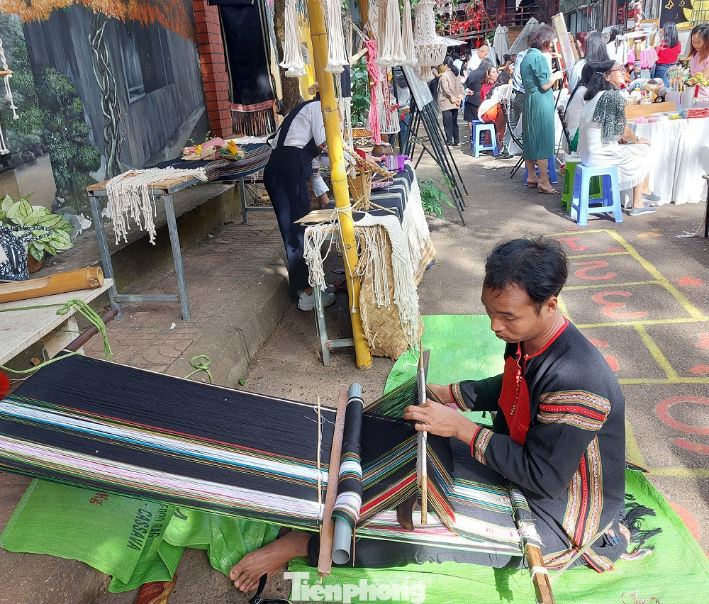 Đại biểu được tham quan, tìm hiểu về nghề dệt thổ cẩm.