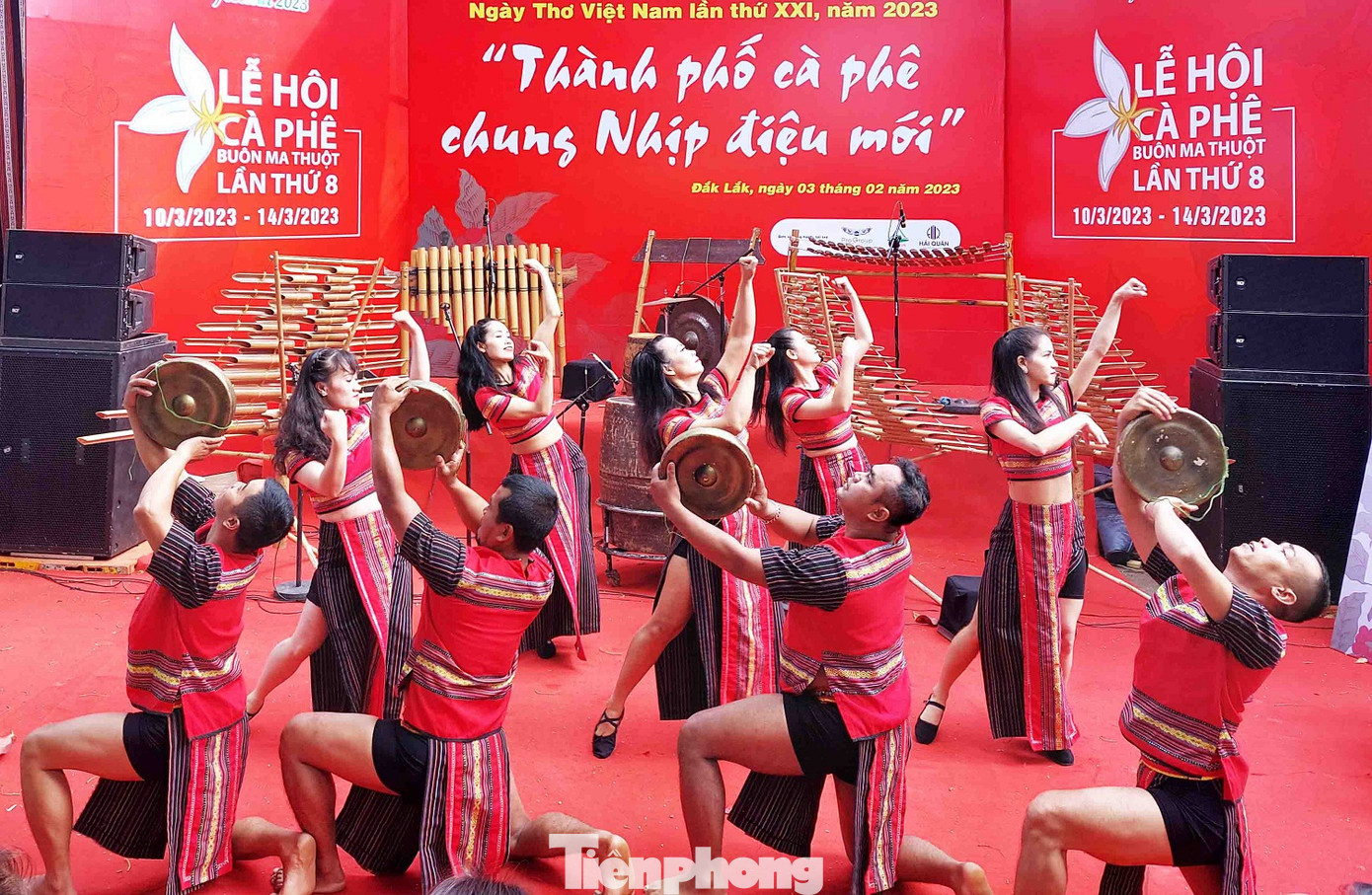 Biễu diễn tiết mục Hồn chiêng.