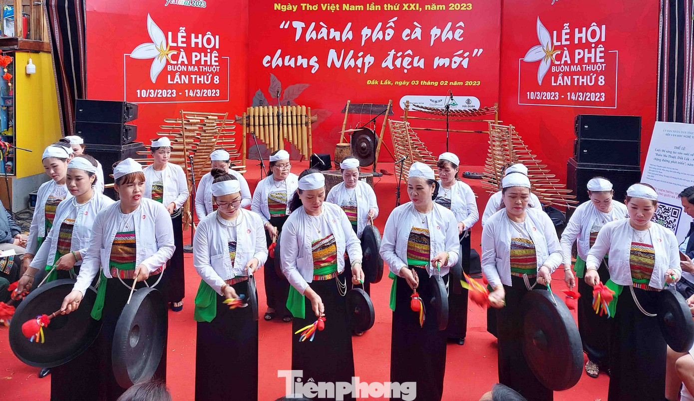 Đội chiêng Mường biểu diễn Sắc bùa mừng xuân.