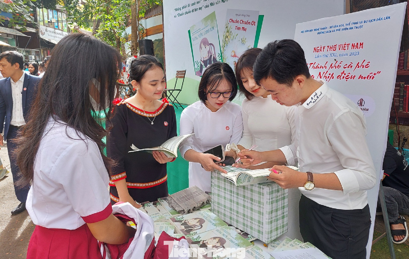 Nhóm bạn trẻ hứng thú với tập sách mới được công bố.