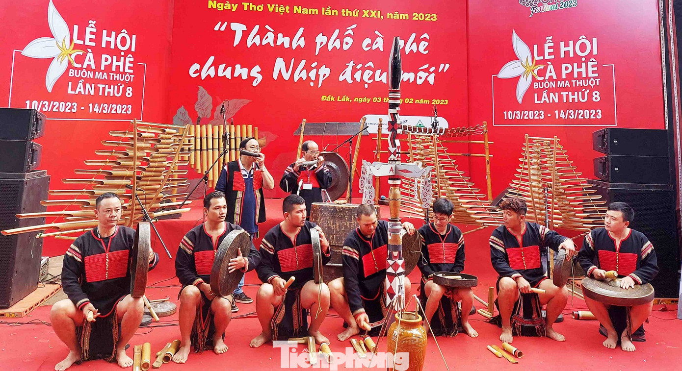 Đội nghệ nhân biễu diễn chiêng.