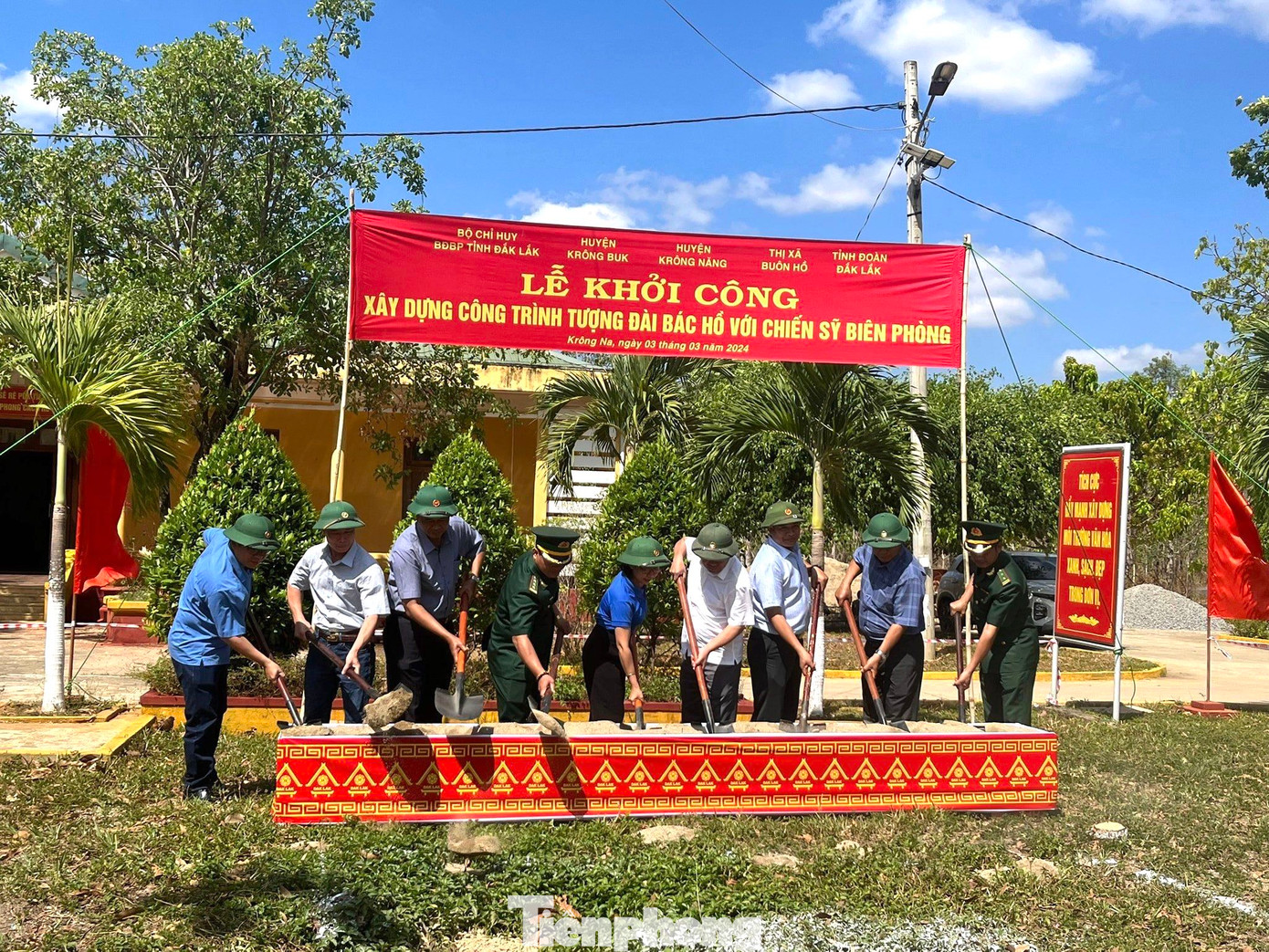 Các đại biểu khởi công xây dựng công trình