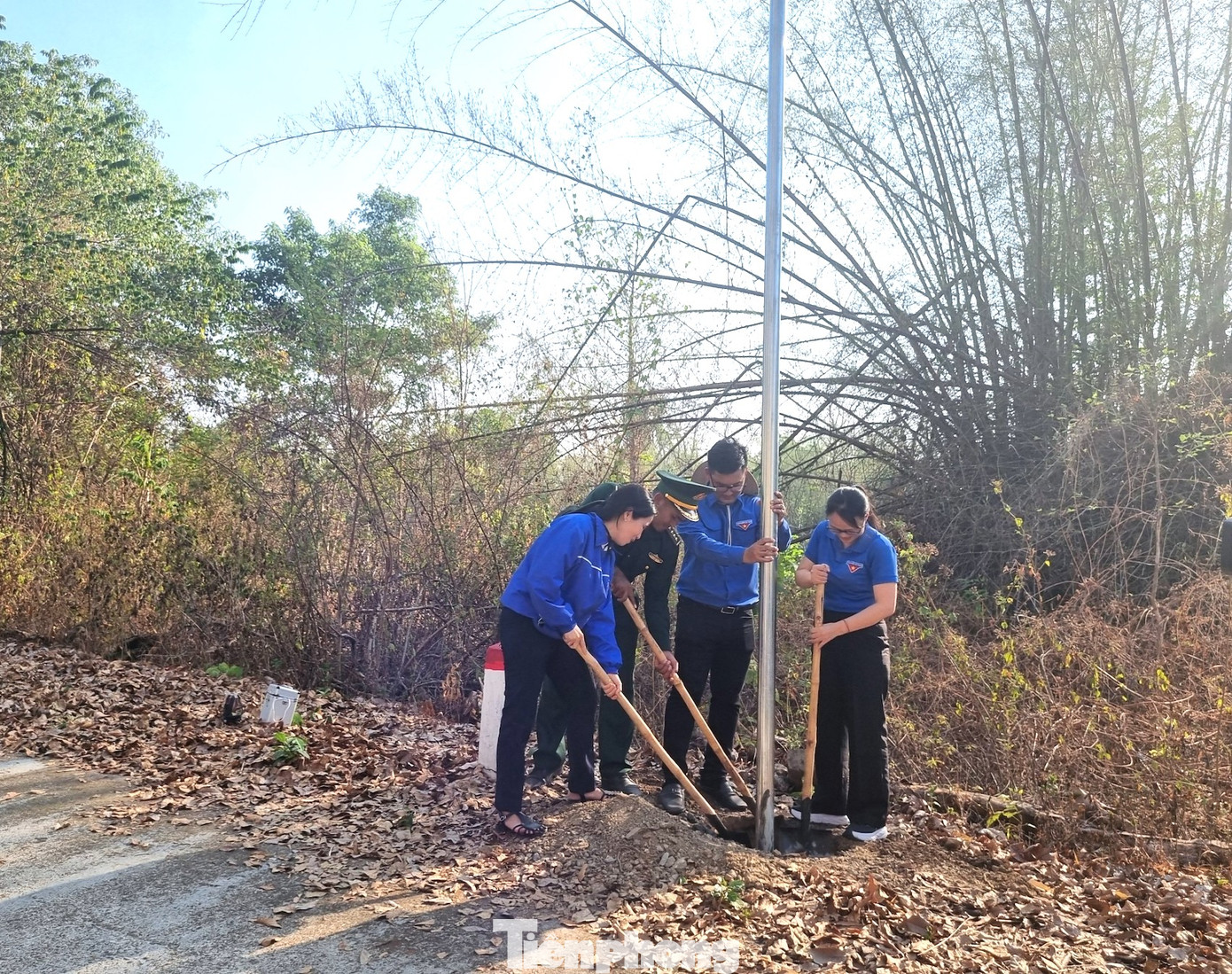 Công trình Thắp sáng đường biên trên tuyến biên giới Đắk Lắk đang được tuổi trẻ triển khai
