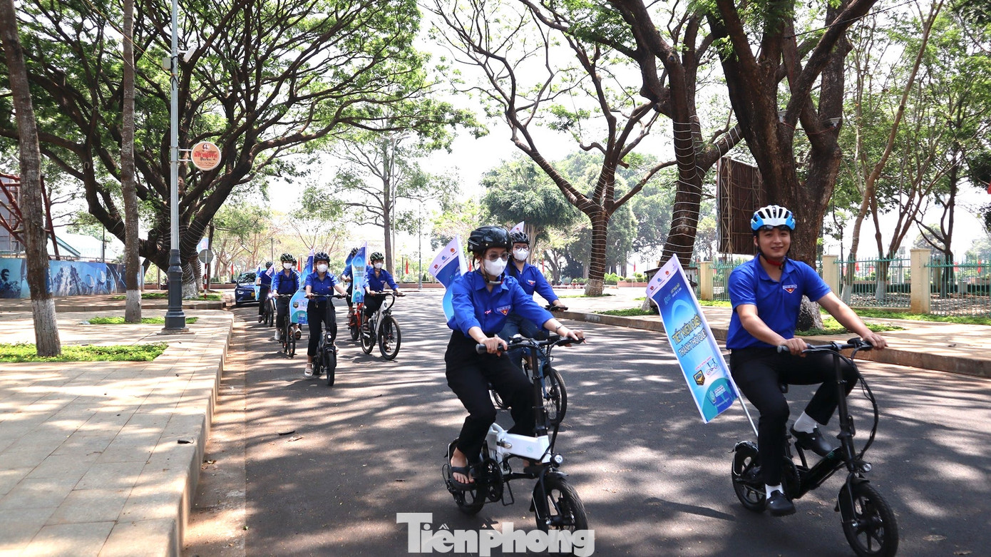Màu áo xanh phủ sóng khắp các thôn, buôn trên địa bàn tỉnh Đắk Lắk, các bạn trẻ dưới cái nắng rát da tất bật với những phần việc ý nghĩa cho cộng đồng trong tháng của tuổi trẻ.