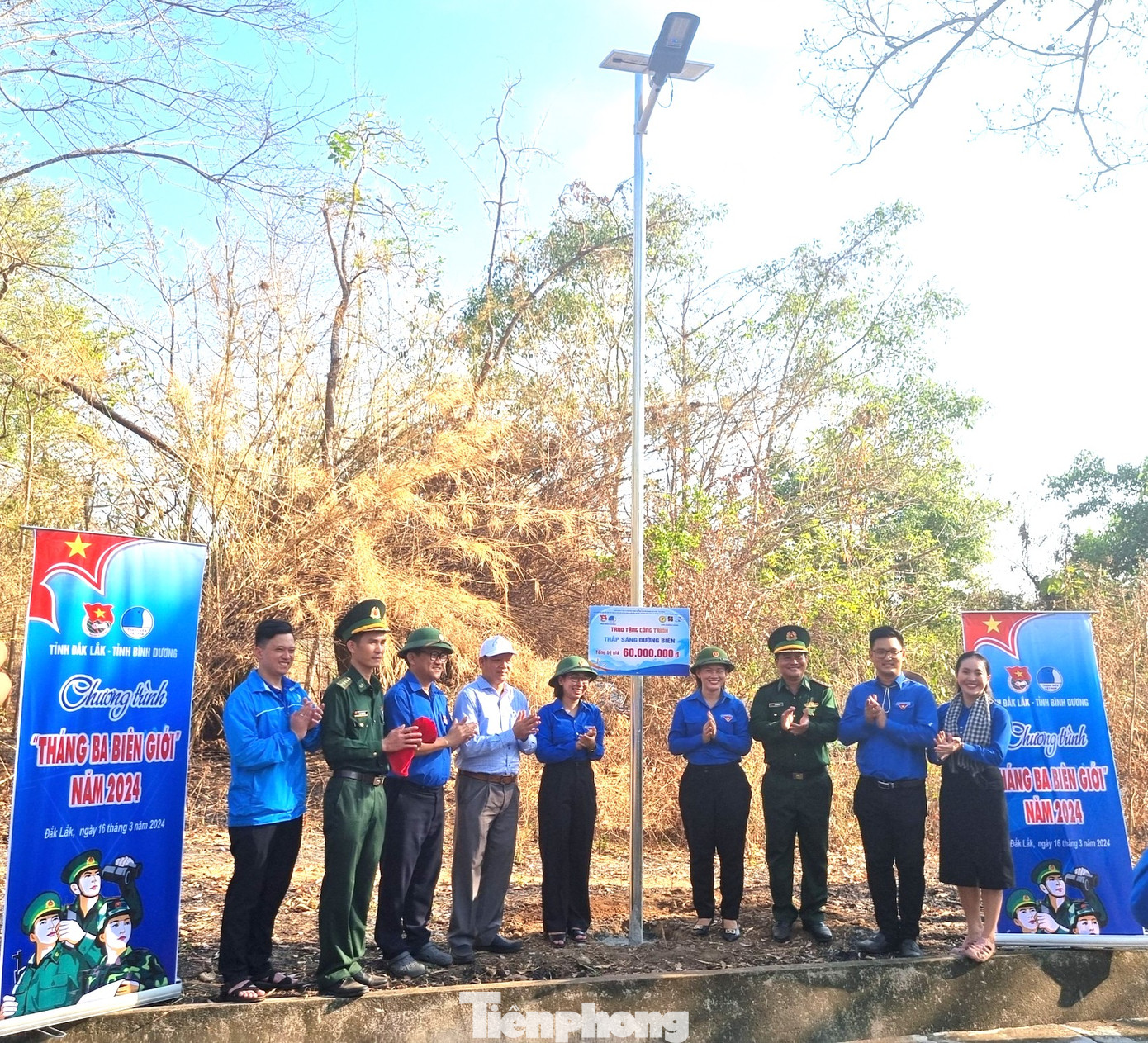 Tỉnh Đoàn Đắk Lắk và Tỉnh Đoàn Bình Dương phối hợp bàn giao công trình Thắp sáng đường biên cho cán bộ, chiến sĩ Đồn Biên phòng Sêrêpôk