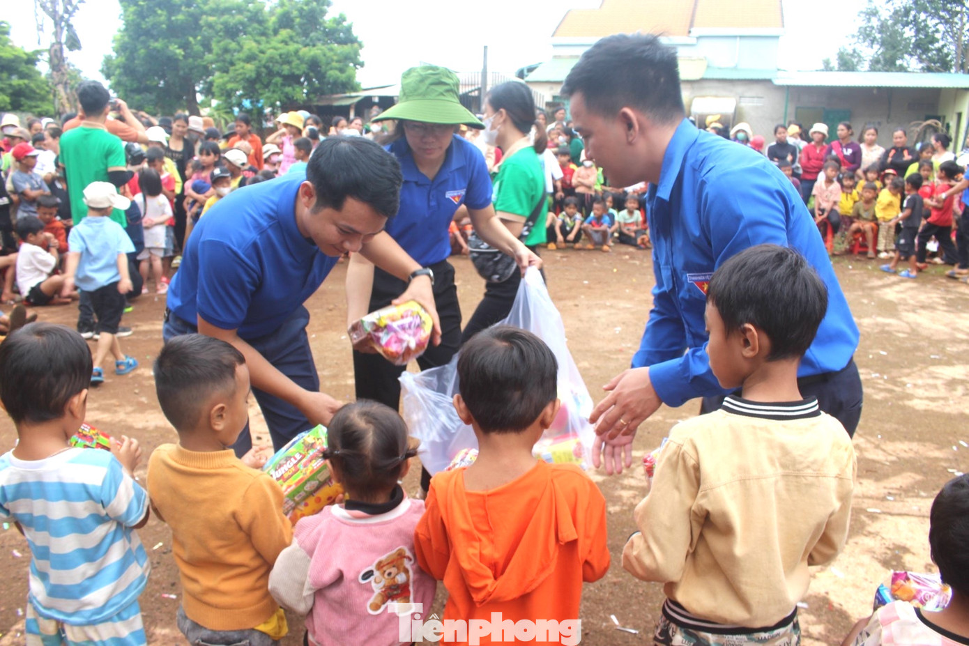 Màu áo xanh phủ sóng khắp các thôn, buôn trên địa bàn tỉnh Đắk Lắk, các bạn trẻ dưới cái nắng rát da tất bật với những phần việc ý nghĩa cho cộng đồng trong tháng của tuổi trẻ.