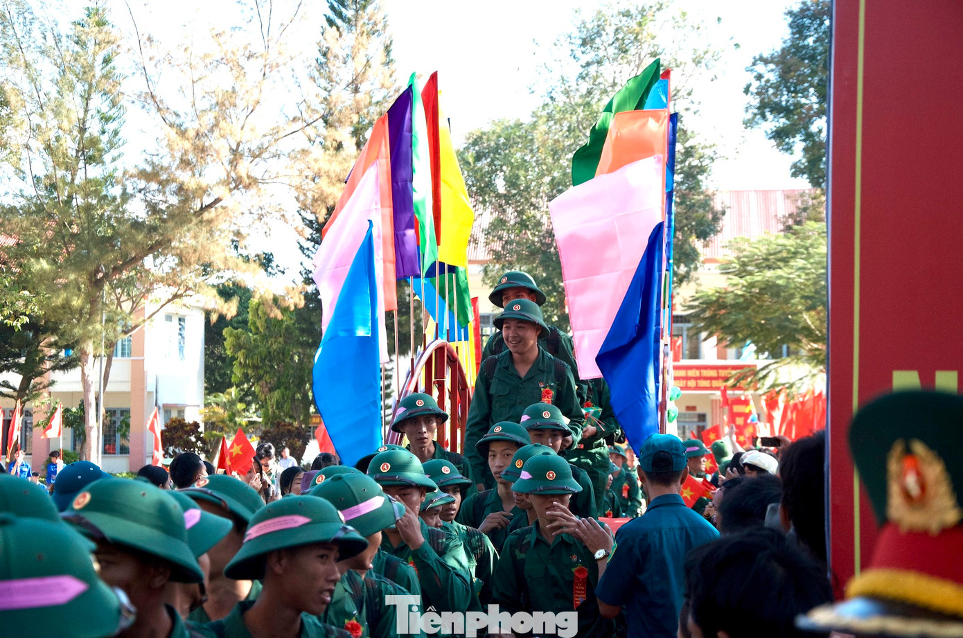 Trong không khí rộn ràng của ngày hội tòng quân, 804 công dân tỉnh Kon Tum (800 nam, 4 nữ) phấn khởi nhập ngũ. Theo Bộ chỉ huy Quân sự tỉnh Kon Tum, năm nay, tỷ lệ thanh niên người đồng bào dân tộc thiểu số viết đơn tình nguyện nhập ngũ hơn 50%.