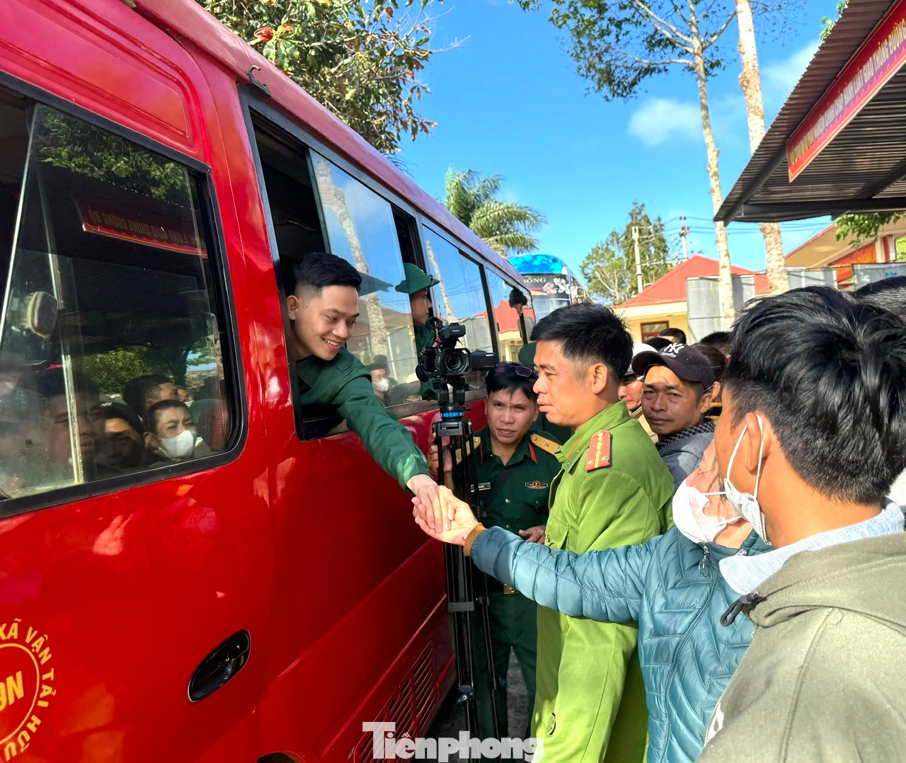 Trong số 3.026 công dân lên đường làm nhiệm vụ hôm nay, có 2.553 công dân nhập ngũ thực hiện nghĩa vụ quân sự; 473 công dân thực hiện nghĩa vụ Công an nhân dân. Trong số này, có 3 công dân nữ, nhiều người là đảng viên, trên 150 người có trình độ đại học, cao đẳng, và trung cấp.