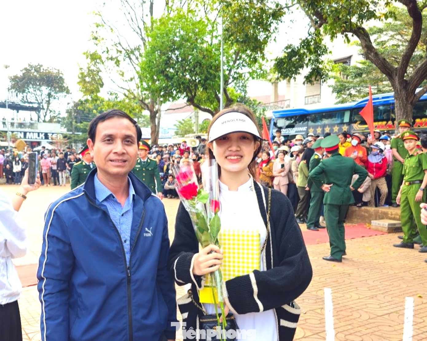 Tại lễ giao nhận quân năm 2024, huyện Ea Kar, tỉnh Đắk Lắk có 277 thanh niên ưu tú nhận lệnh hăng hái lên đường tòng quân, trong đó có 1 nữ tân binh. H Havi Mlô - là nữ tân binh duy nhất của huyện Ea Kar viết đơn tình nguyện lên đường nhập ngũ. Havi đang là sinh viên năm thứ 2, nhưng cô nữ sinh đã quyết định tạm gác lại việc học để lên đường góp phần xây dựng bảo vệ tổ quốc.