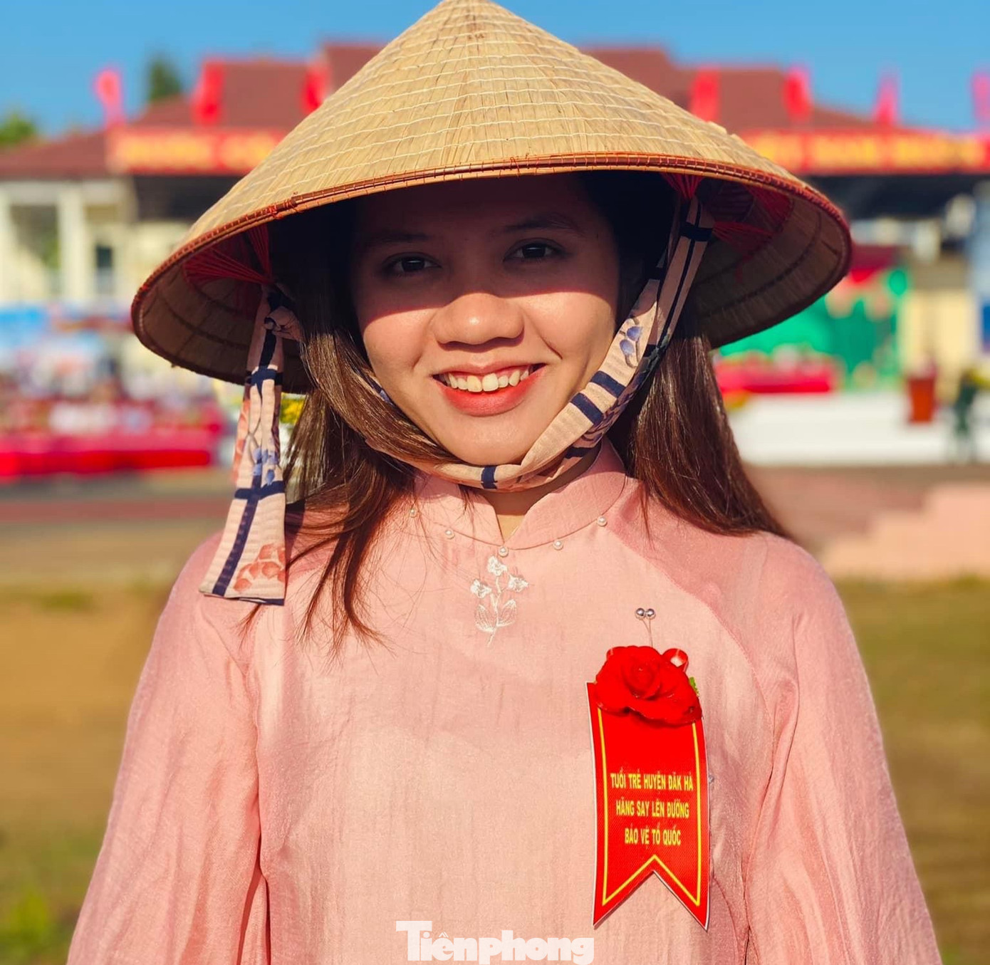 Nữ tân binh Phan Thị Thuý Hiền (trú thị trấn Đăk Hà, tỉnh Kon Tum), rạng rỡ, phấn khởi trong lễ giao quân. "Vài tháng trước khi hay tin có chỉ tiêu tuyển nữ nhập ngũ, tôi liền viết đơn tình nguyện tham gia ngay. Bởi đó là ước mơ bấy lâu nay của tôi và gia đình. Nhận thông báo trúng tuyển, tôi phấn khởi không nói nên lời", Thuý Hiền chia sẻ.