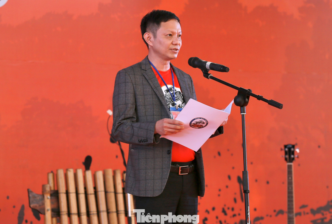 Ông Phạm Trung Nghĩa - Chủ tịch UBND Huyện Buôn Đôn phát biểu khai mạc giải đua. Ông Phạm Trung Nghĩa - Chủ tịch UBND Huyện Buôn Đôn phát biểu khai mạc giải đua.