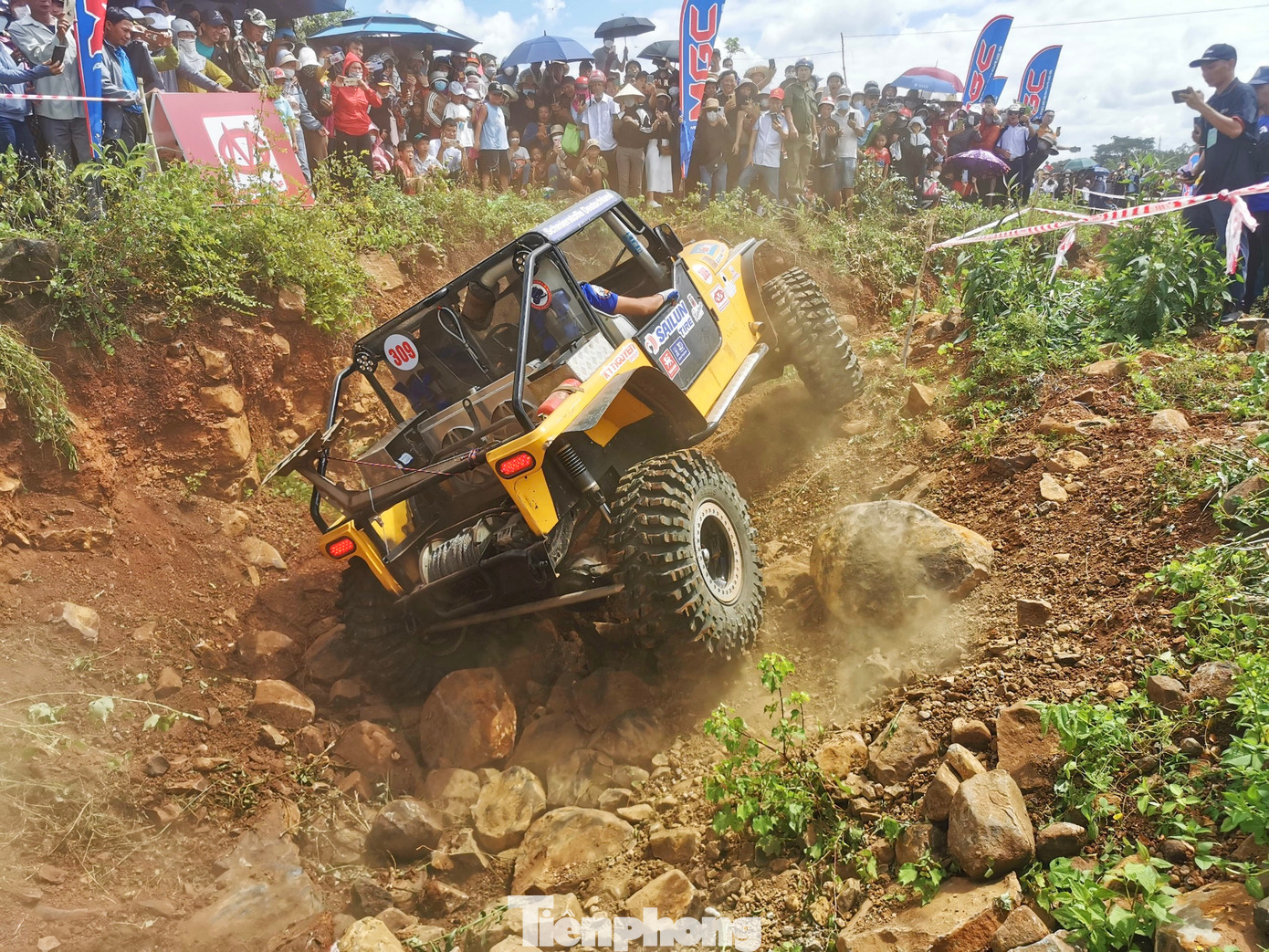 Đội đua bước vào cuộc tranh tài đầy gay cấn. Đội đua bước vào cuộc tranh tài đầy gay cấn.