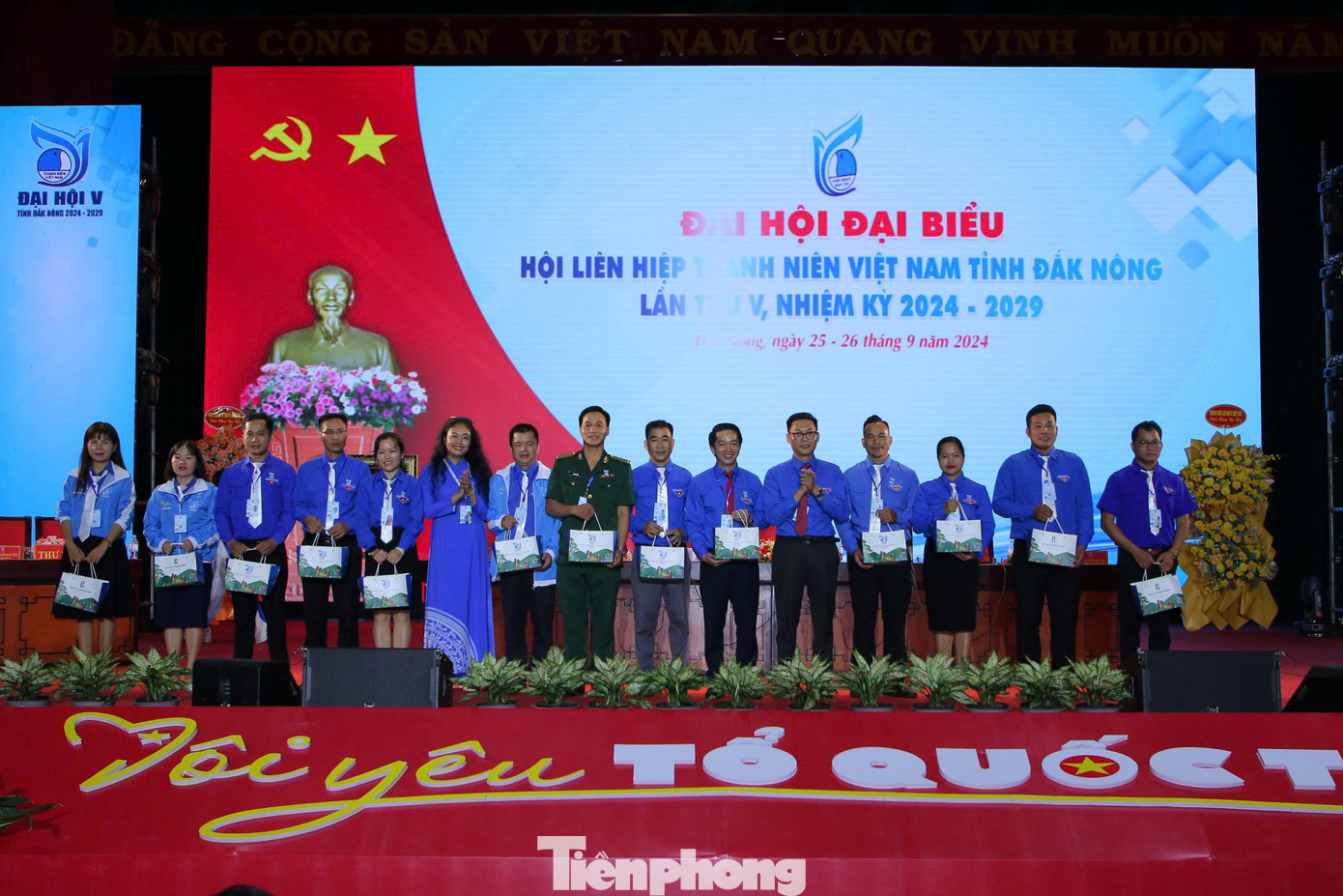 Tặng quà chia tay các Ủy viên ban chấp hành Hội LHTN Việt Nam tỉnh khóa IV không tái cử.