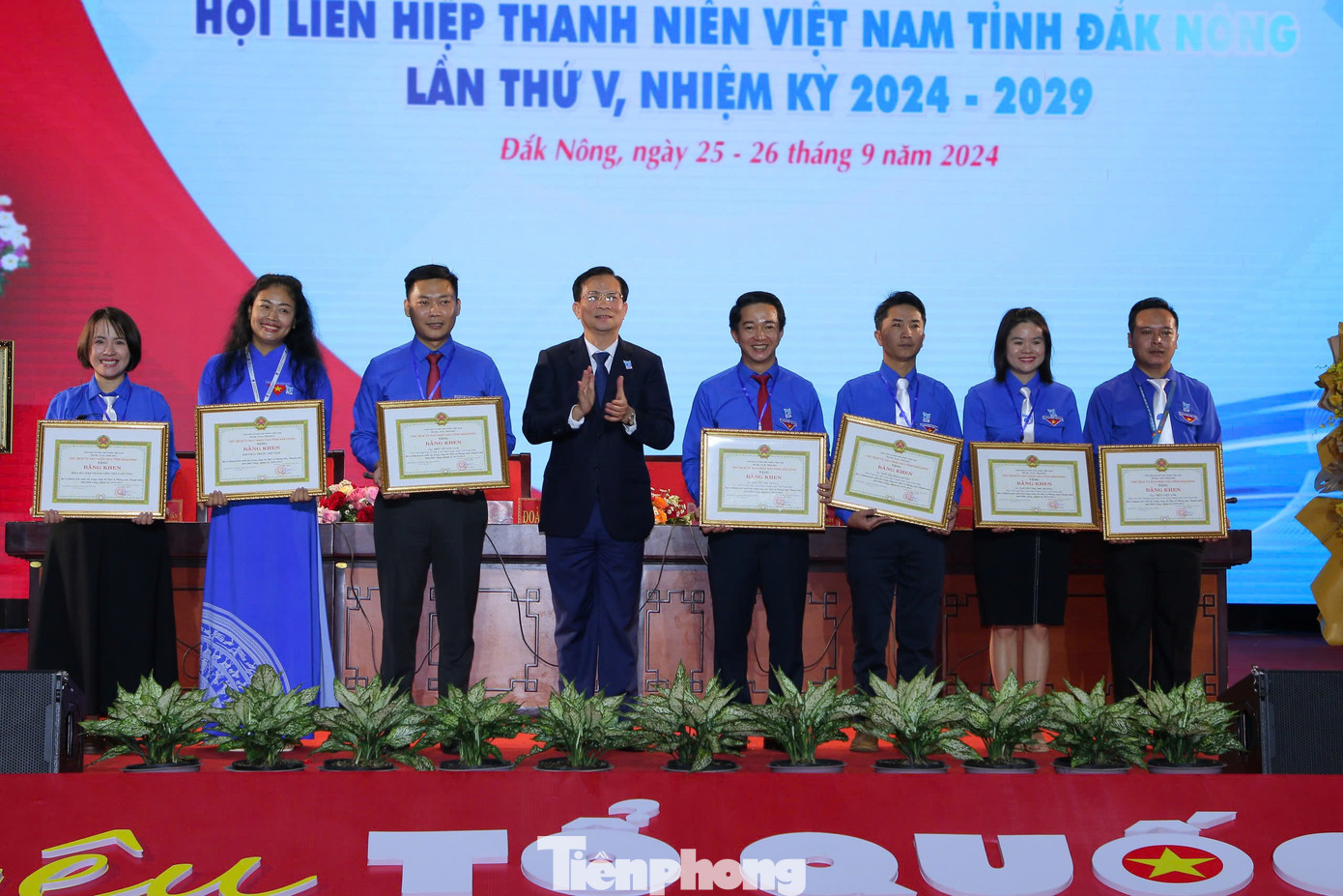 Tập thể, cá nhân có thành tích xuất sắc trong công tác Hội và phong trào thanh niên nhận bằng khen của UBND tỉnh.