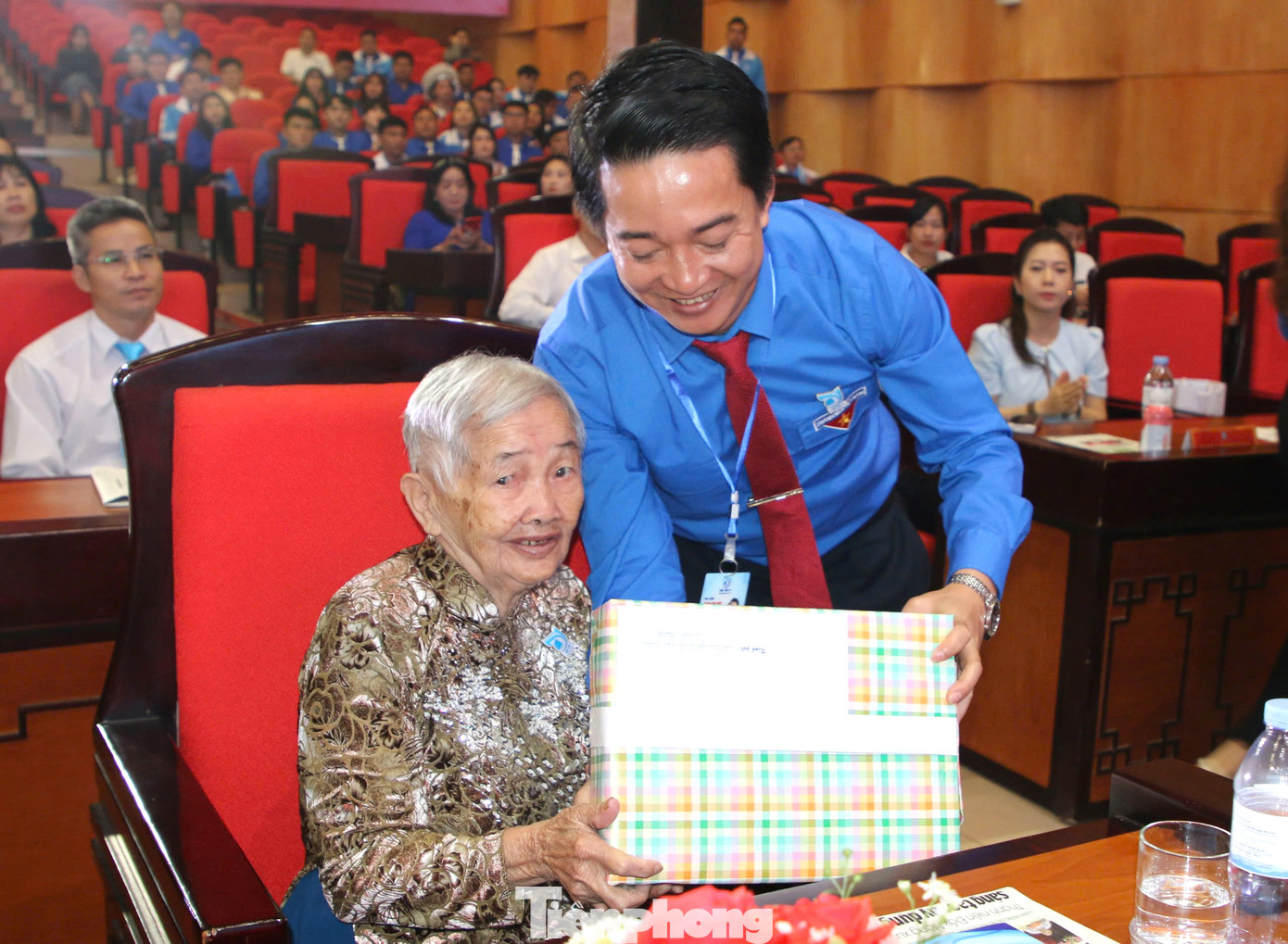 Anh Trương Văn Bình - Bí thư Tỉnh Đoàn Đắk Nông tặng quà cho Mẹ Việt Nam Anh hùng