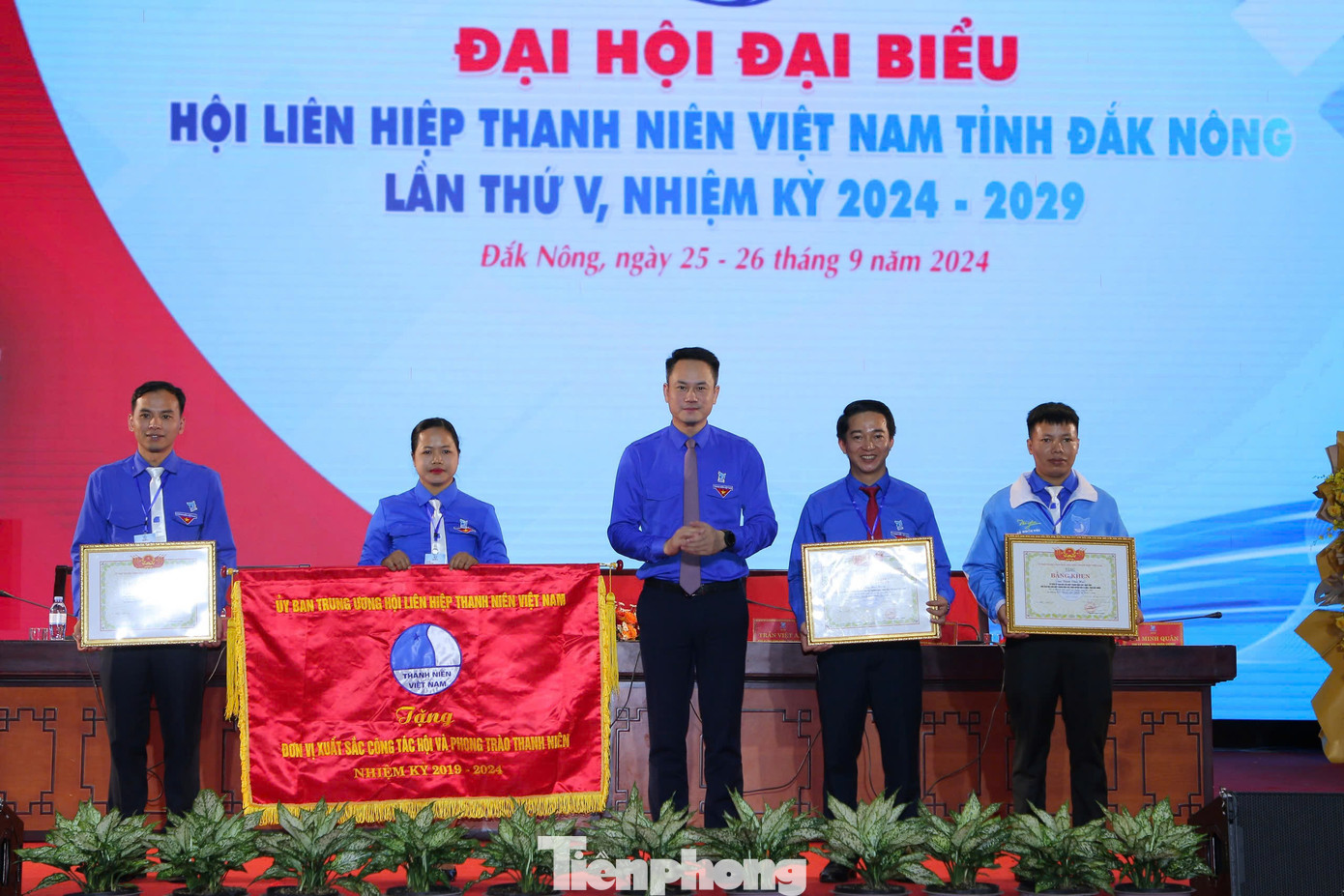 Các đơn vị, cá nhân được Ủy ban Trung ương Hội LHTN Việt Nam trao tặng cờ thi đua và bằng khen