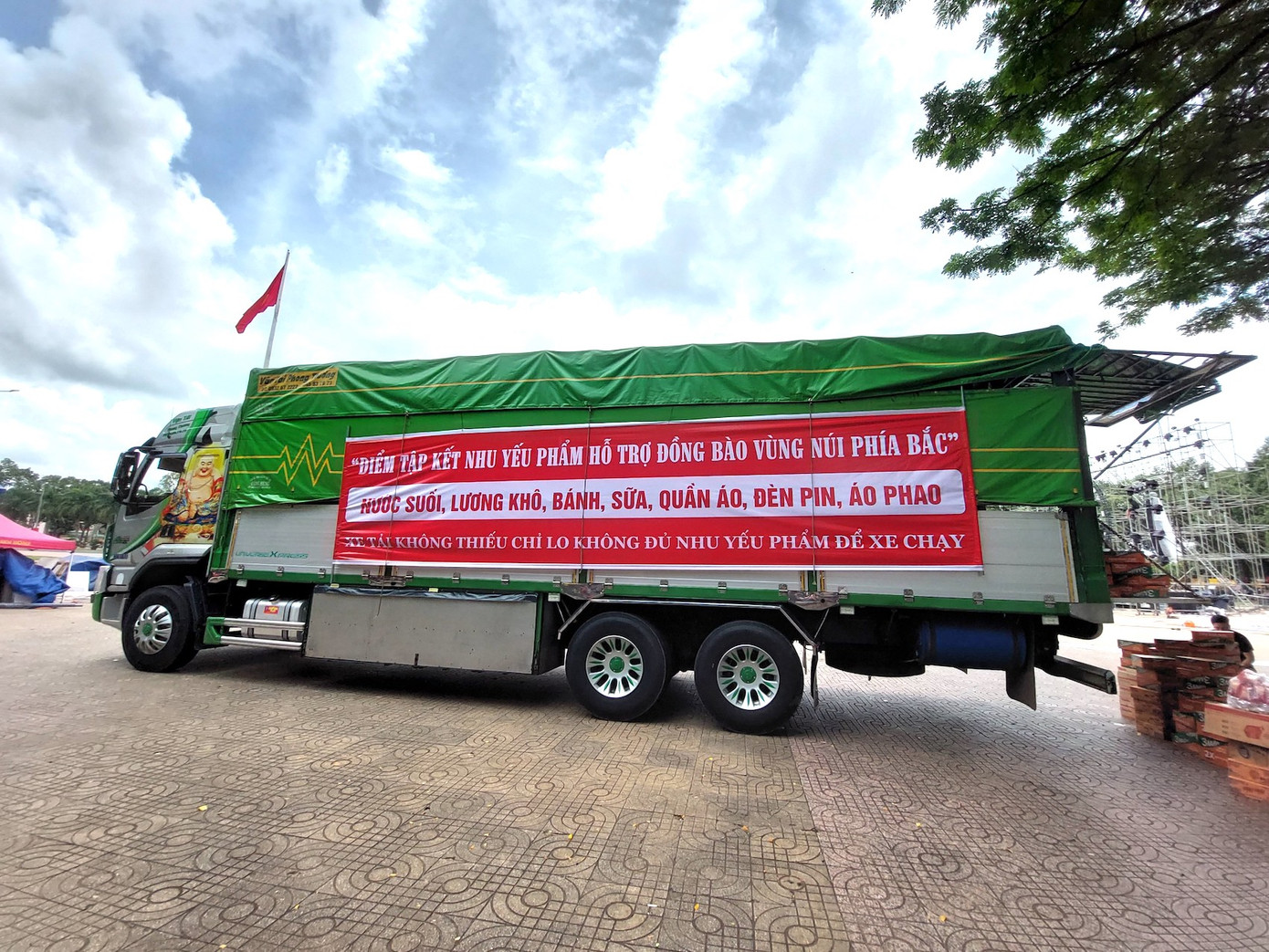 Chuyến xe 0 đồng nhận nhu yếu phẩm để ủng hộ người dân bị ảnh hưởng của cơn bão số 3