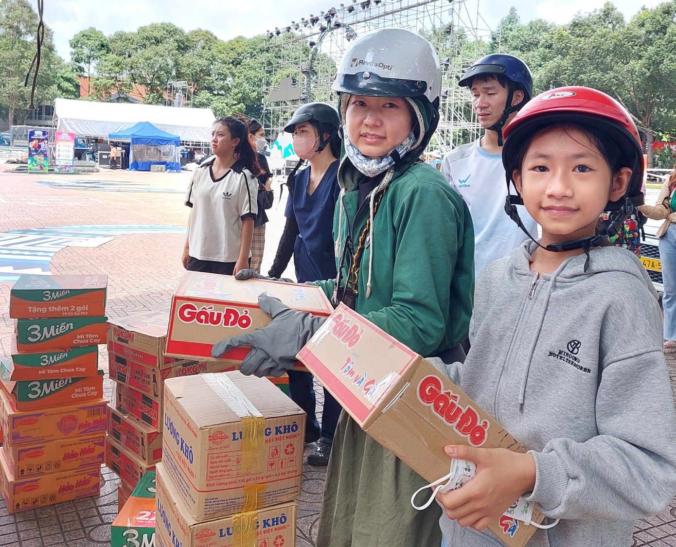 Chị Nguyễn Thị Phúc cùng con gái hỗ trợ 5 thùng mì và 2 thùng sữa
