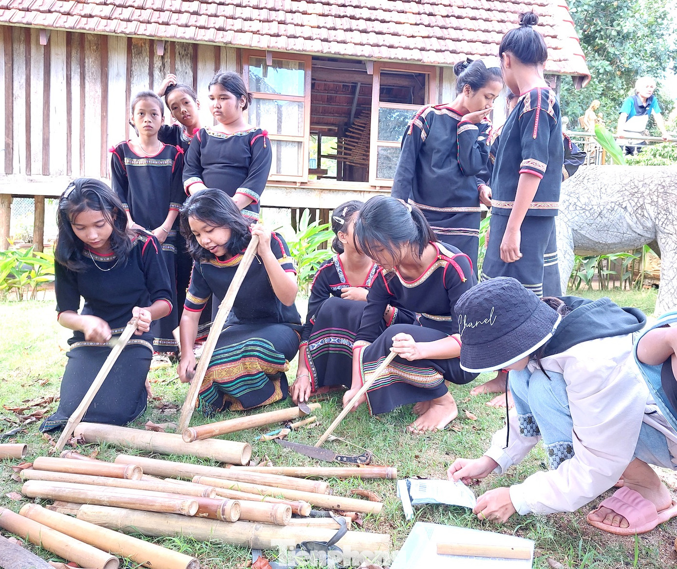 Các em học sinh đang chế tác nhạc cụ dân tộc