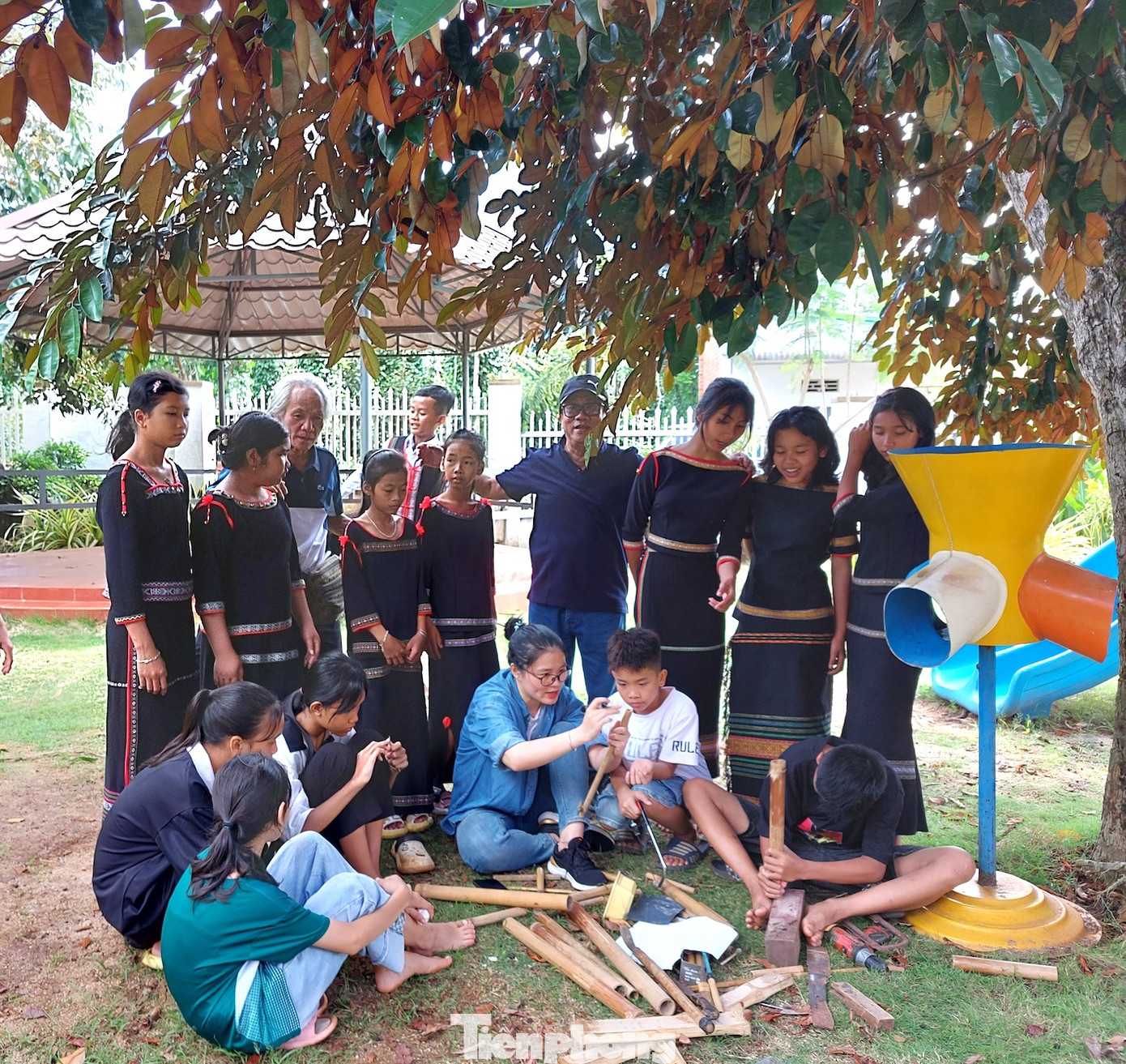 Cô Thanh Phương hướng dẫn các em đo tần số âm thanh