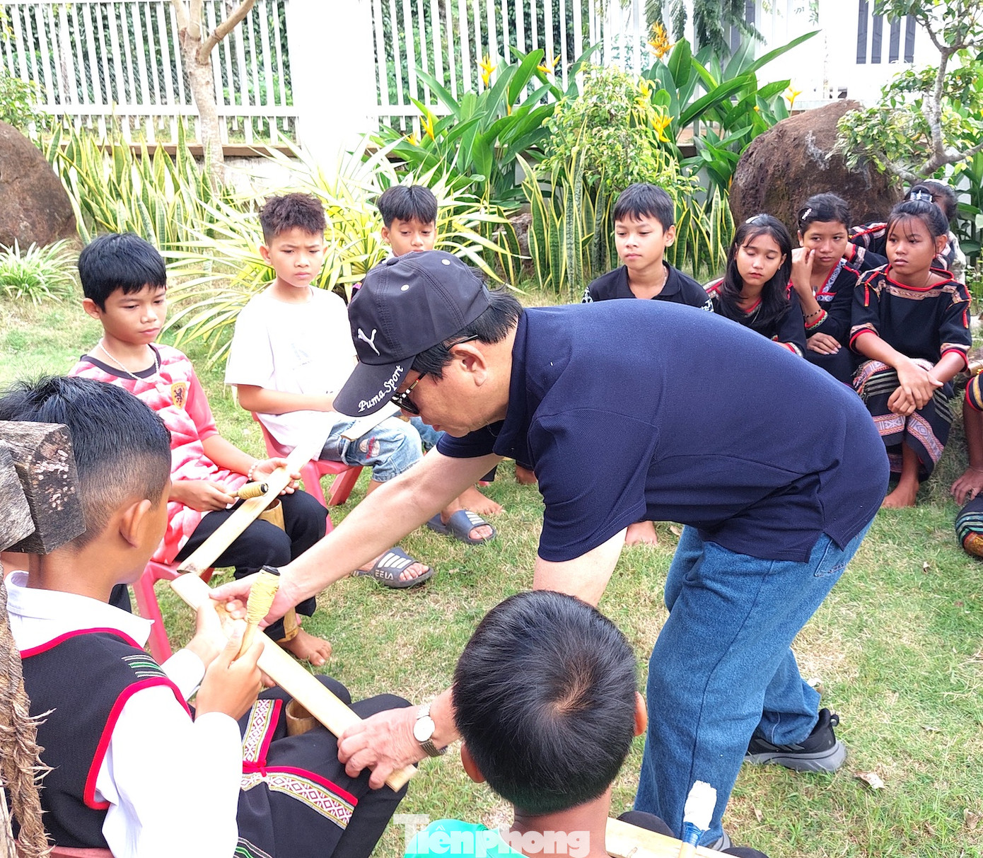 Nghệ sĩ Nguyễn Trường hướng dẫn các em đánh chiêng tre