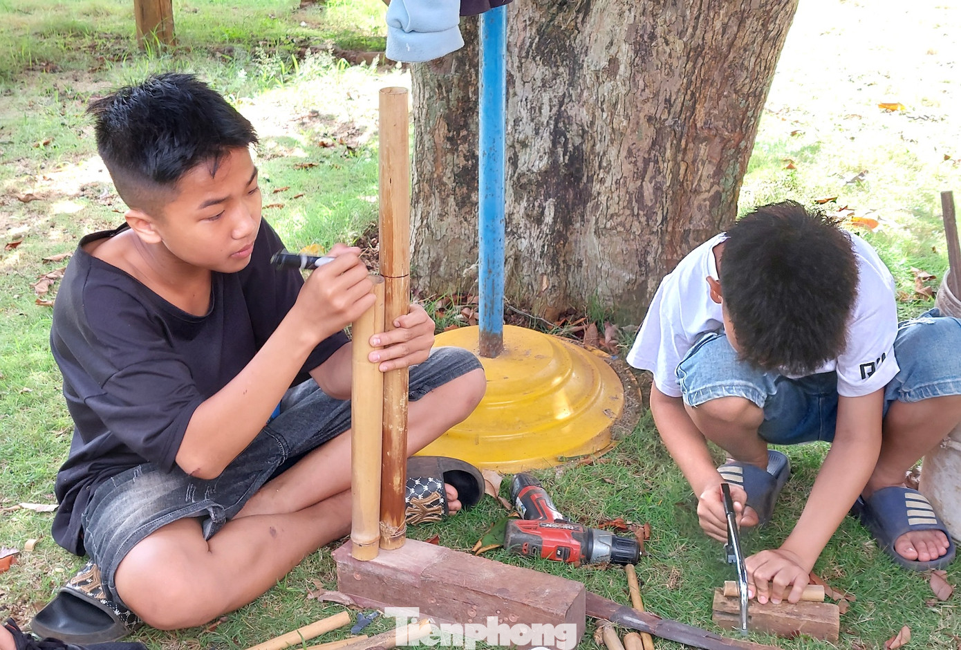 Các em học sinh chế tác nhạc cụ từ tre nứa