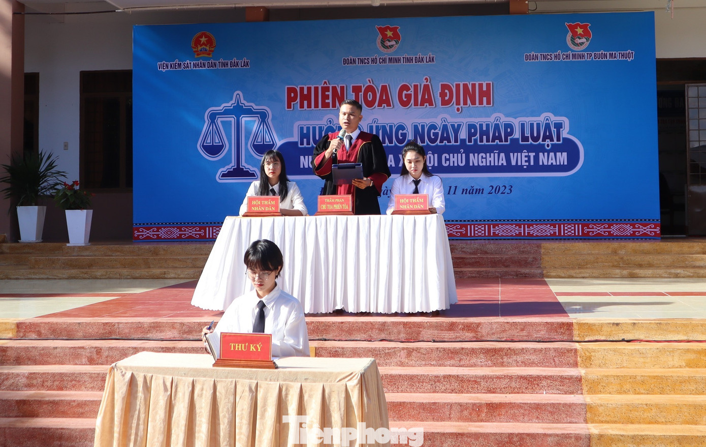 Các vai diễn tại phiên toà giả định đúng trình tự như một phiên toà thật