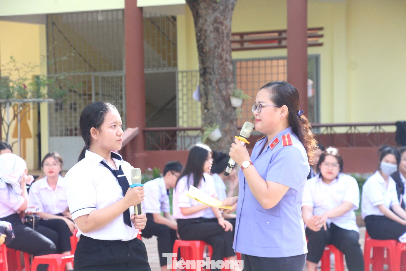 Ban tổ chức lồng ghép nhiều nội dung tuyên truyền pháp luật cho học sinh