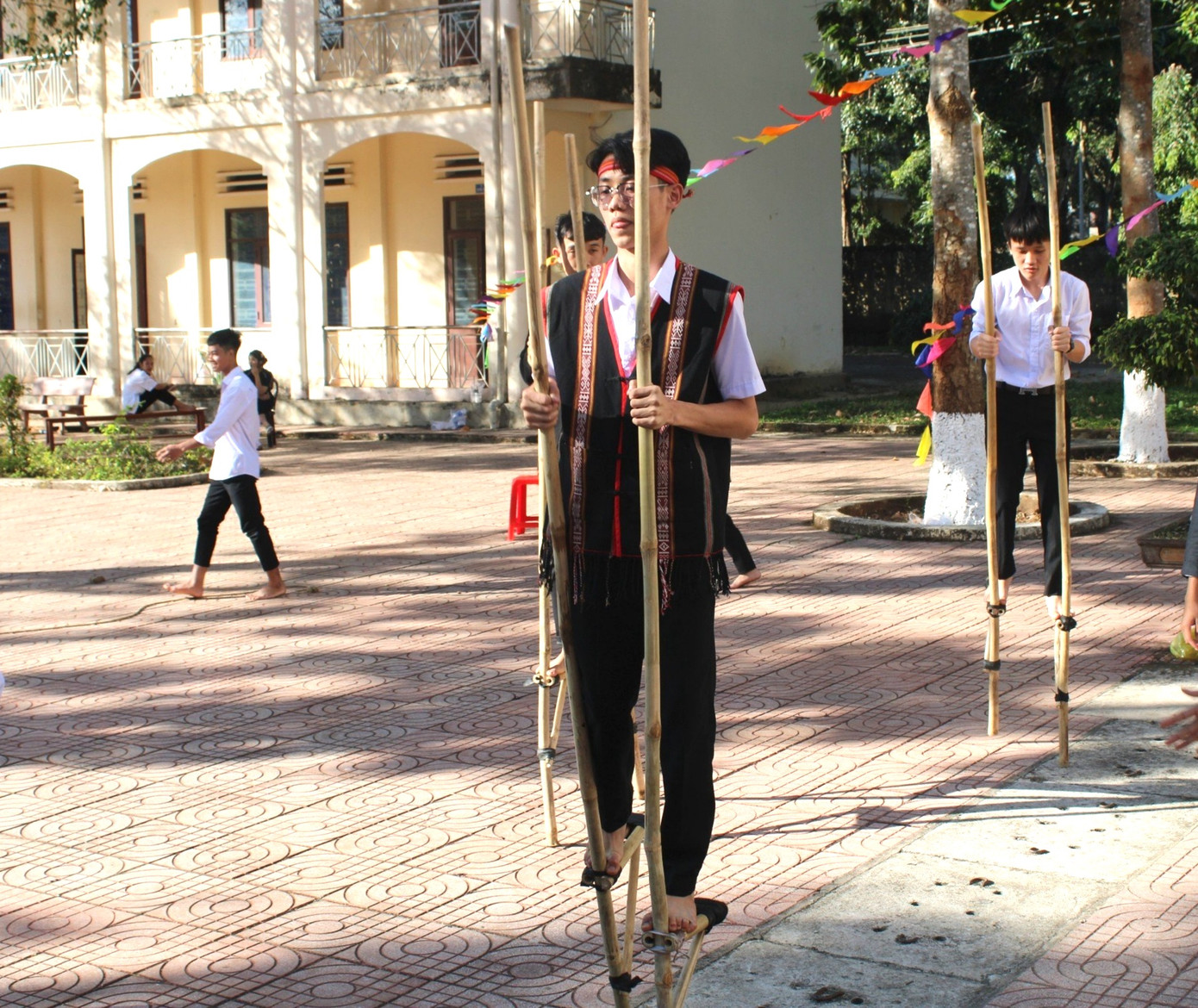 Tiết mục thi cà kheo tại ngày hội Tiết mục thi cà kheo tại ngày hội