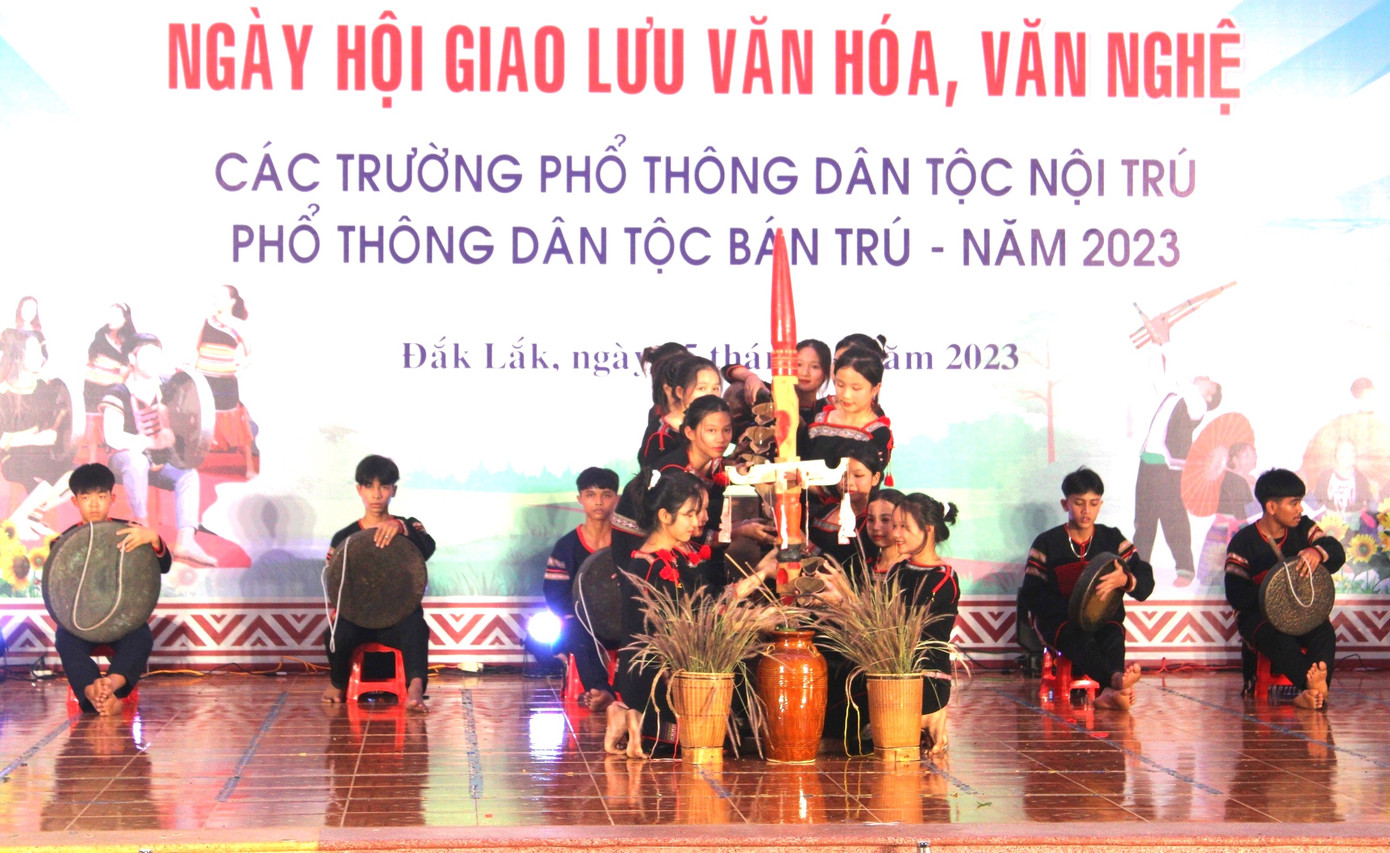 Ngày hội giao lưu văn hoá, văn nghệ của các học sinh dân tộc thiểu số trên địa bàn Đắk Lắk Ngày hội giao lưu văn hoá, văn nghệ của các học sinh dân tộc thiểu số trên địa bàn Đắk Lắk