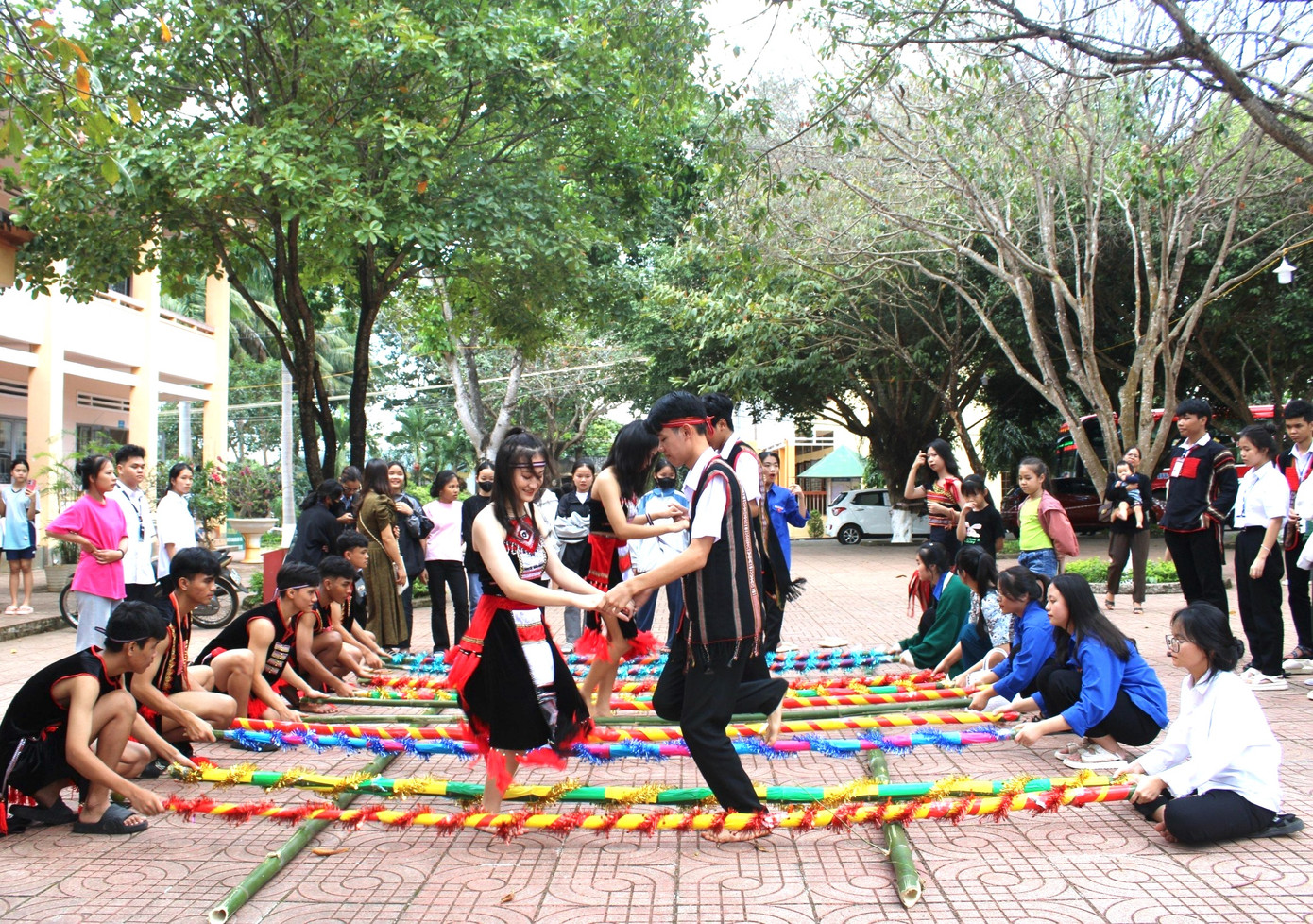 Các học sinh được tìm hiểu, giao lưu văn hoá giữa các dân tộc với nhau Các học sinh được tìm hiểu, giao lưu văn hoá giữa các dân tộc với nhau