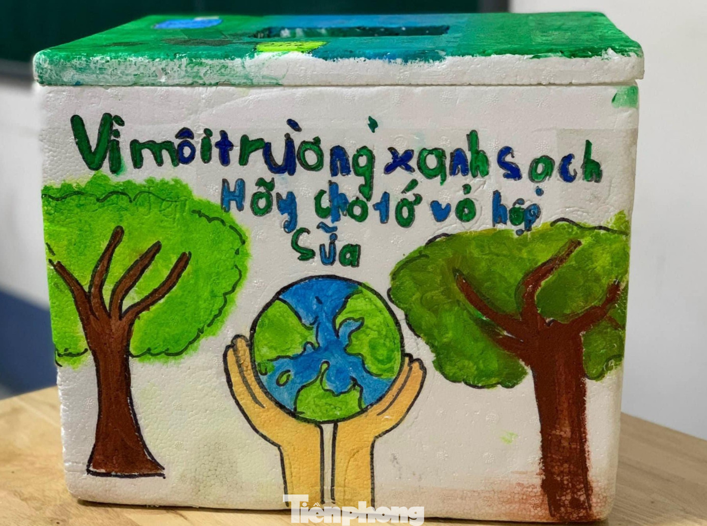 Thông điệp tuyên truyền bên ngoài thùng đựng rác tại lớp học Thông điệp tuyên truyền bên ngoài thùng đựng rác tại lớp học