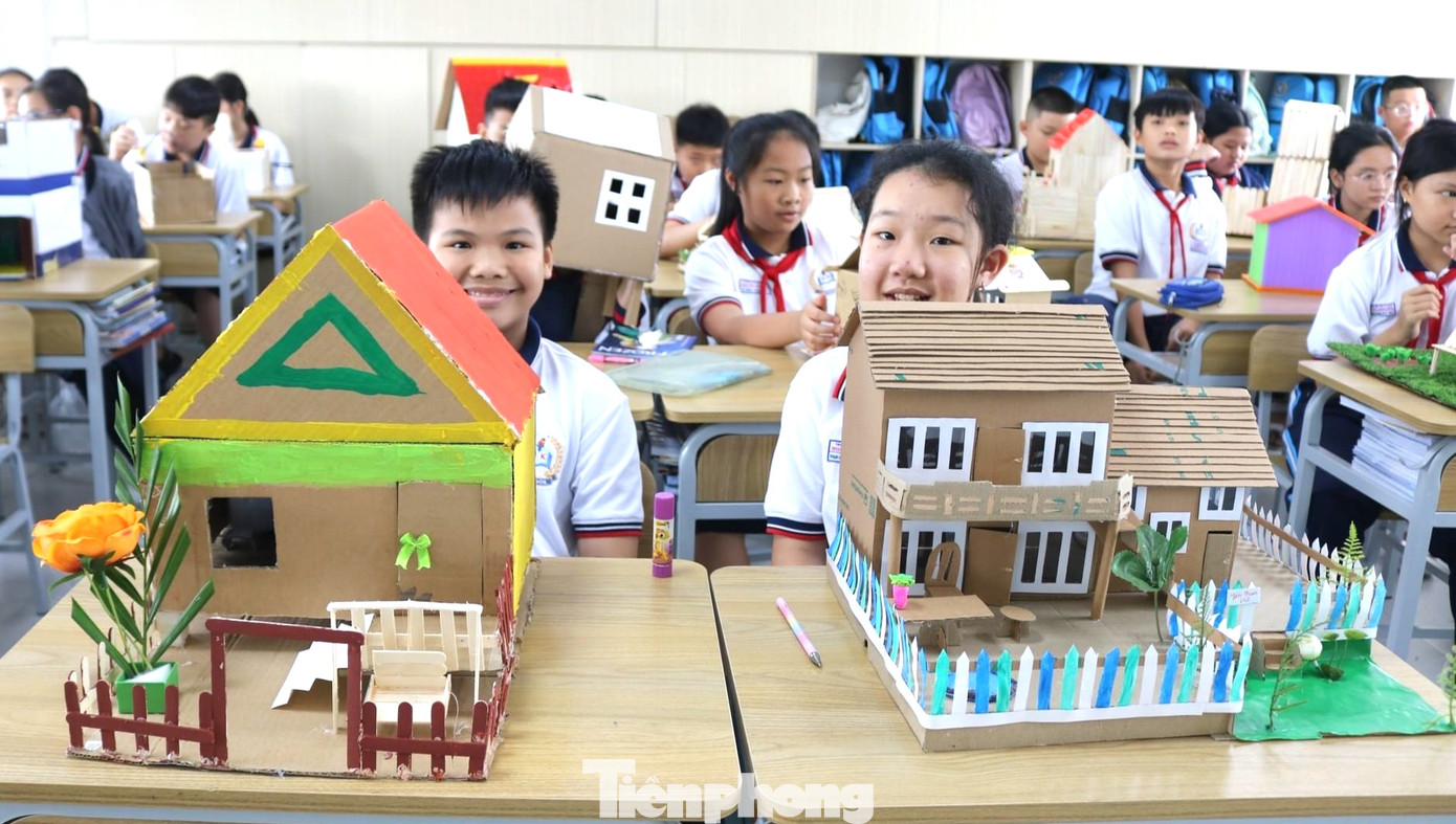 Các phế liệu được tận dụng làm các mô hình, vật dụng hữu ích Các phế liệu được tận dụng làm các mô hình, vật dụng hữu ích