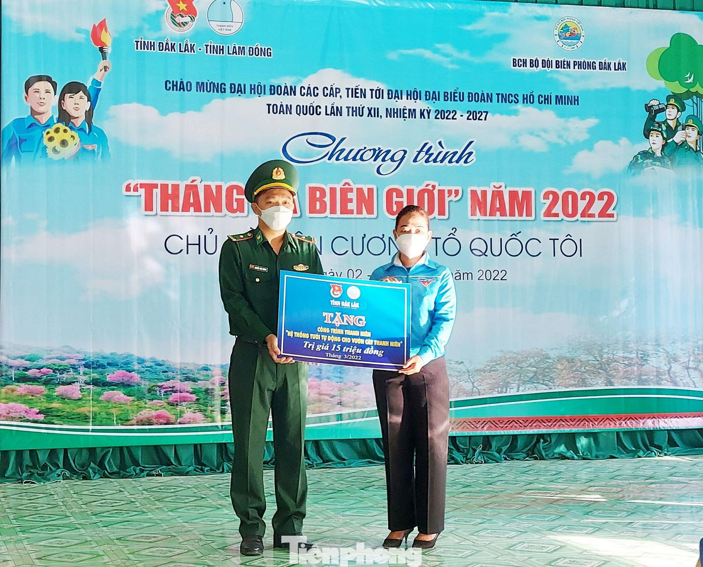 Bí thư Tỉnh đoàn Đắk Lắk H&apos;Giang Niê trao tặng công trình thanh niên &apos;Hệ thống tưới tự động cho vườn cây thanh niên&apos;