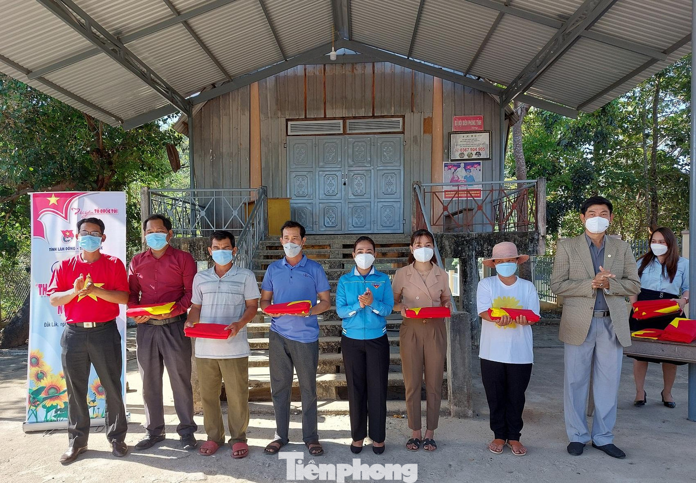 Người dân xã Đrăng Phôk nhận cờ tổ quốc